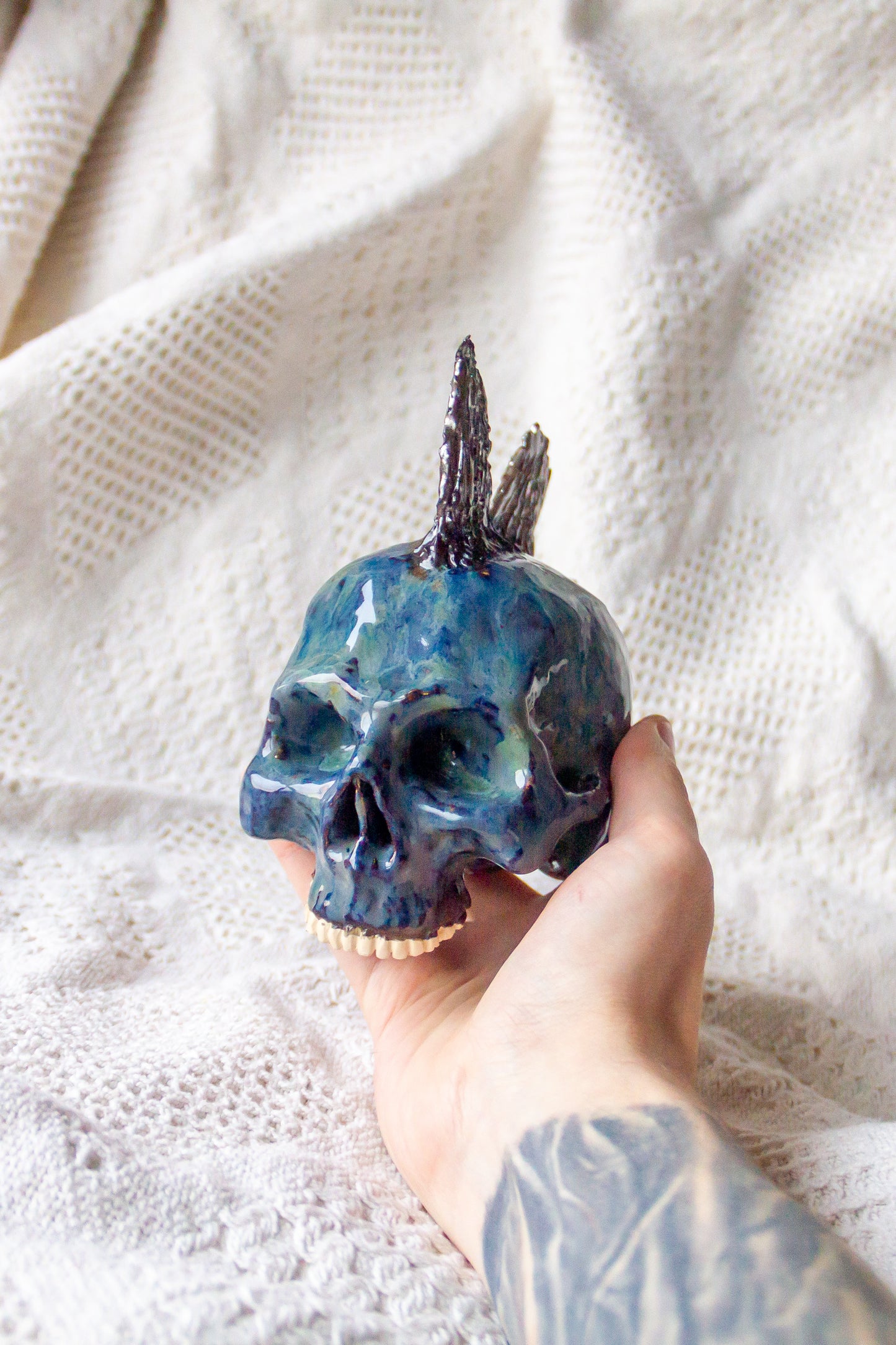 Czaszka ceramiczna z irokezem