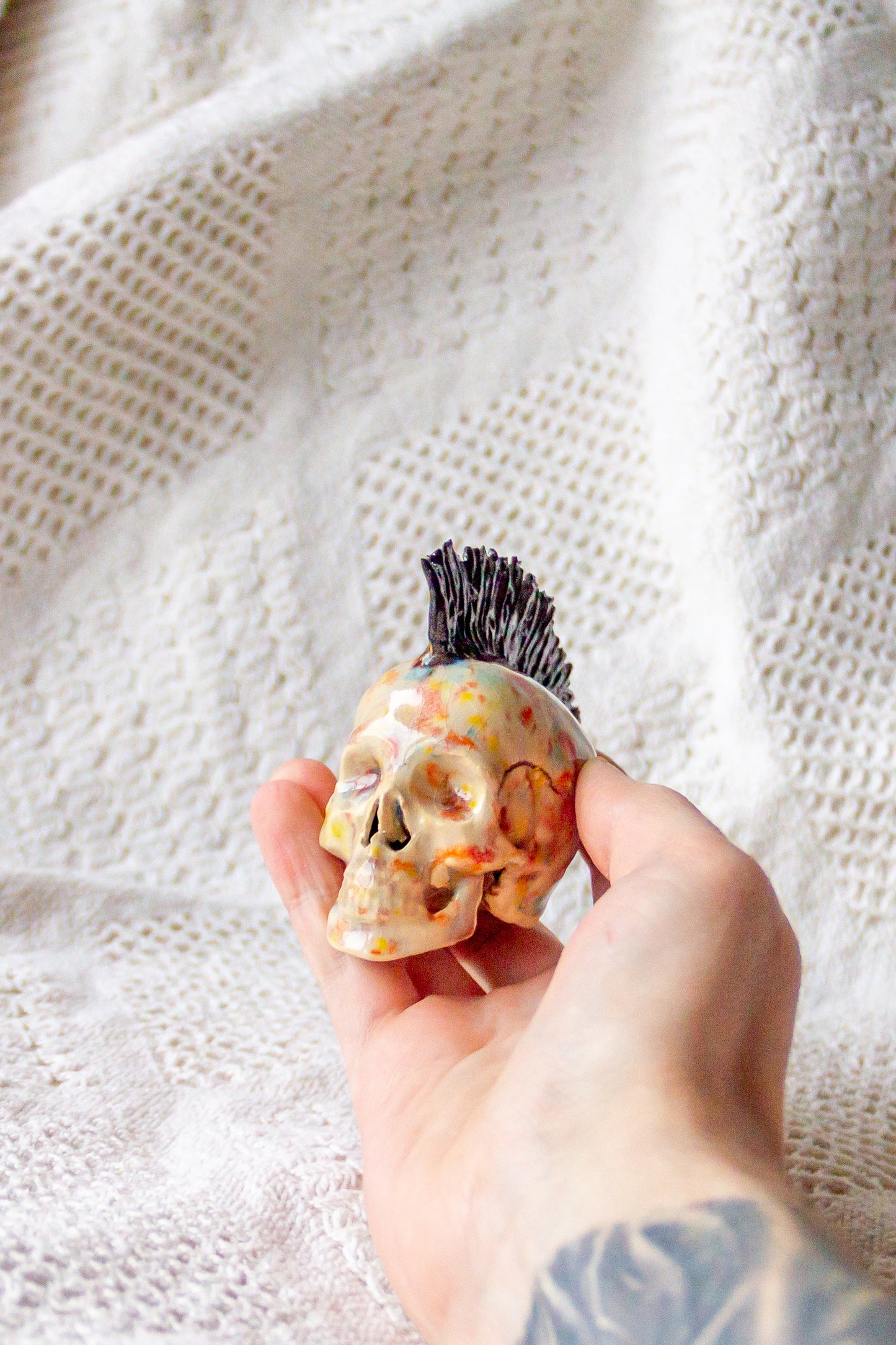 Czaszka ceramiczna mini z irokezem