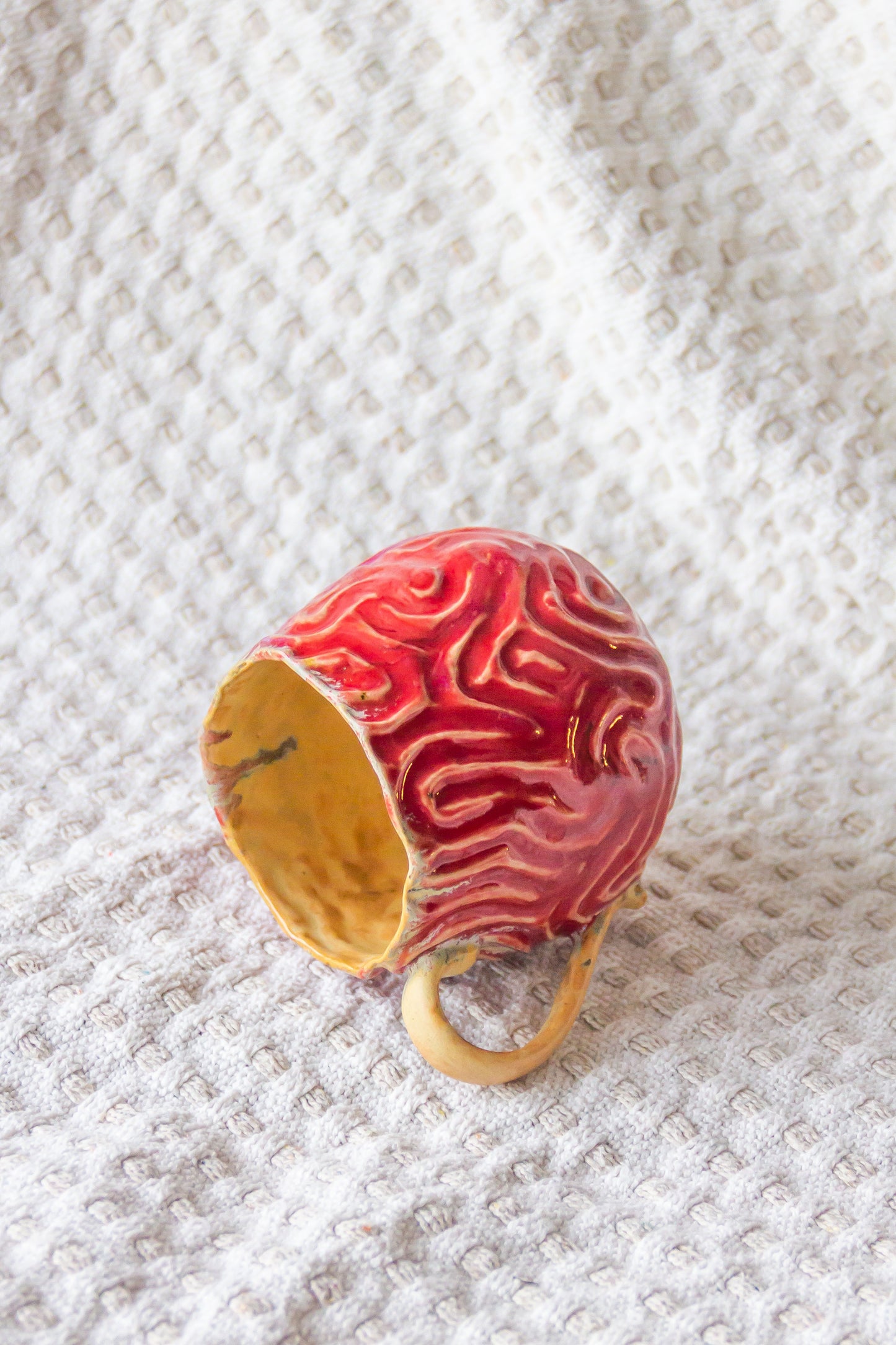 Kubek ceramiczny “Zuma” w kolorze czerwono-beżowym