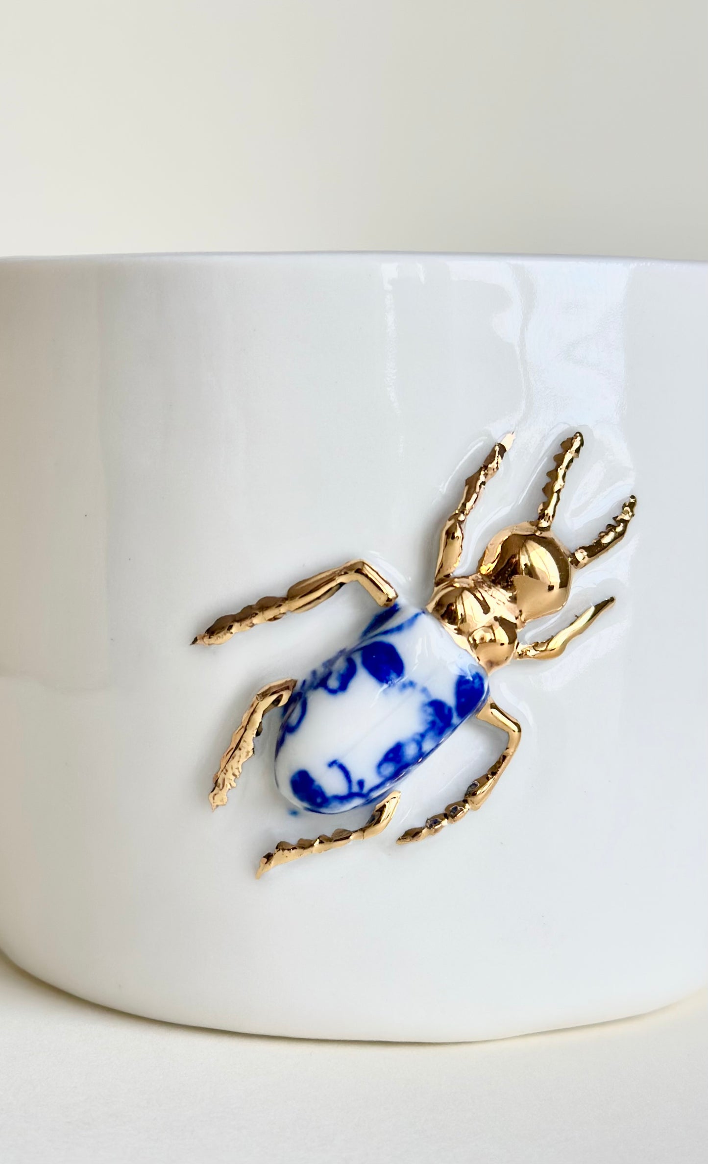 Kubek porcelanowy z żukami