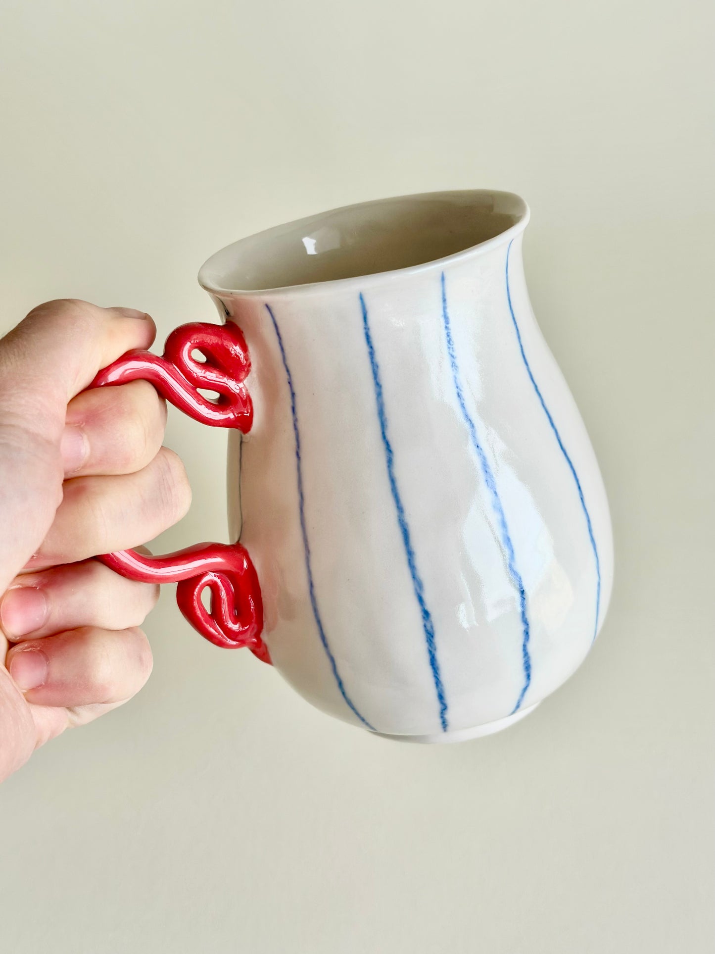 Kubek z czerwonym uchem