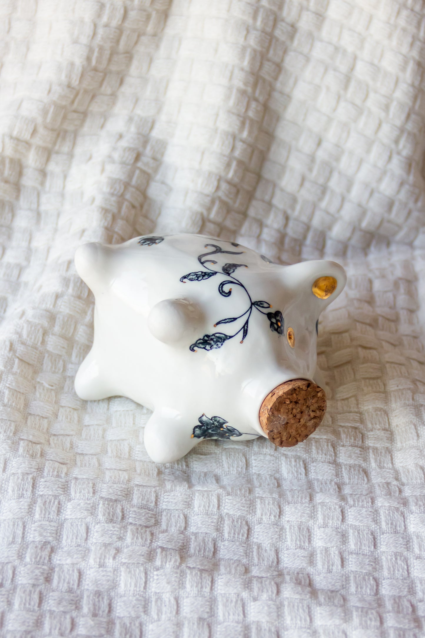 Świnka skarbonka porcelanowa ze złoceniem