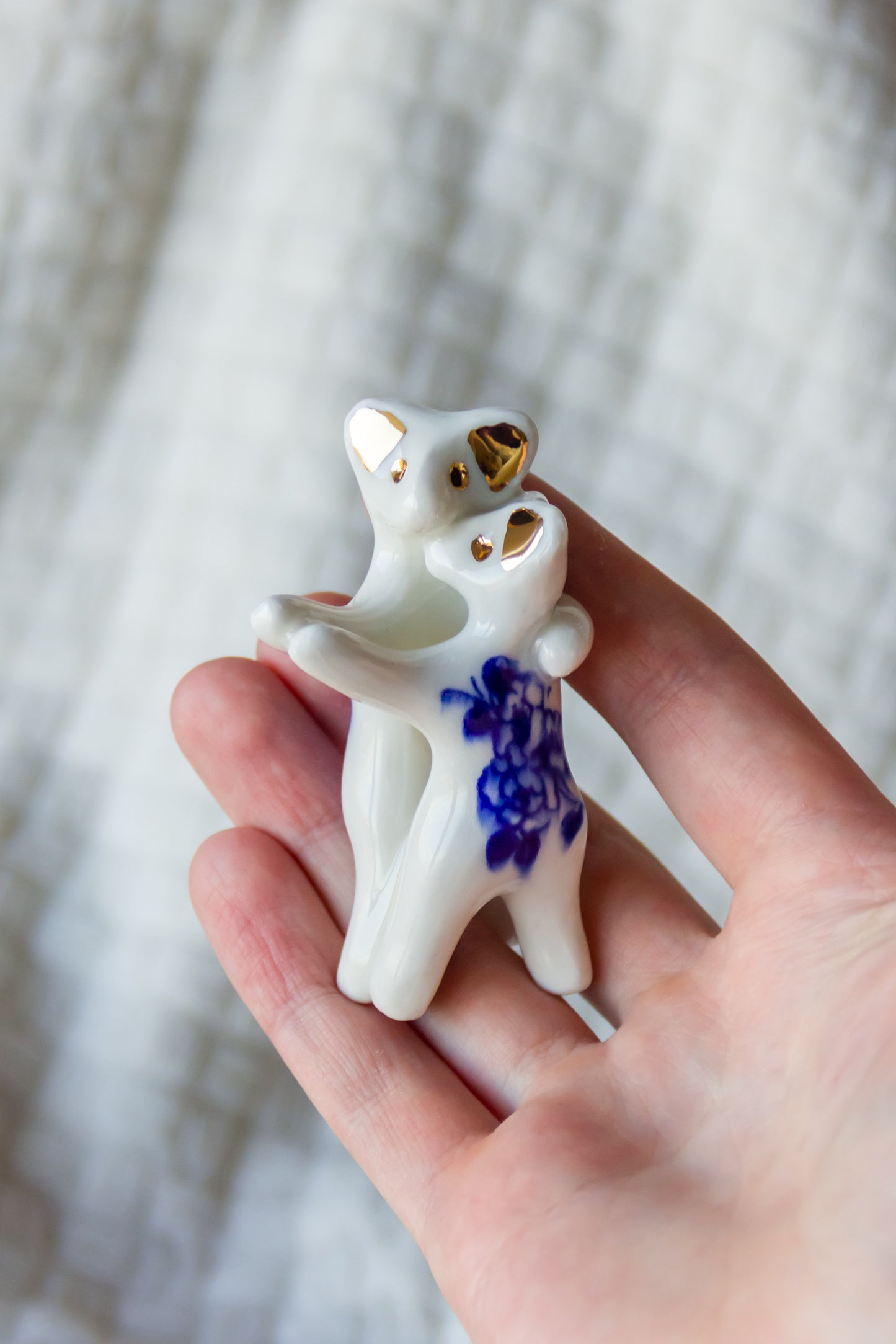 Werlingi tańczące, rzeźba porcelanowa ze złoceniem