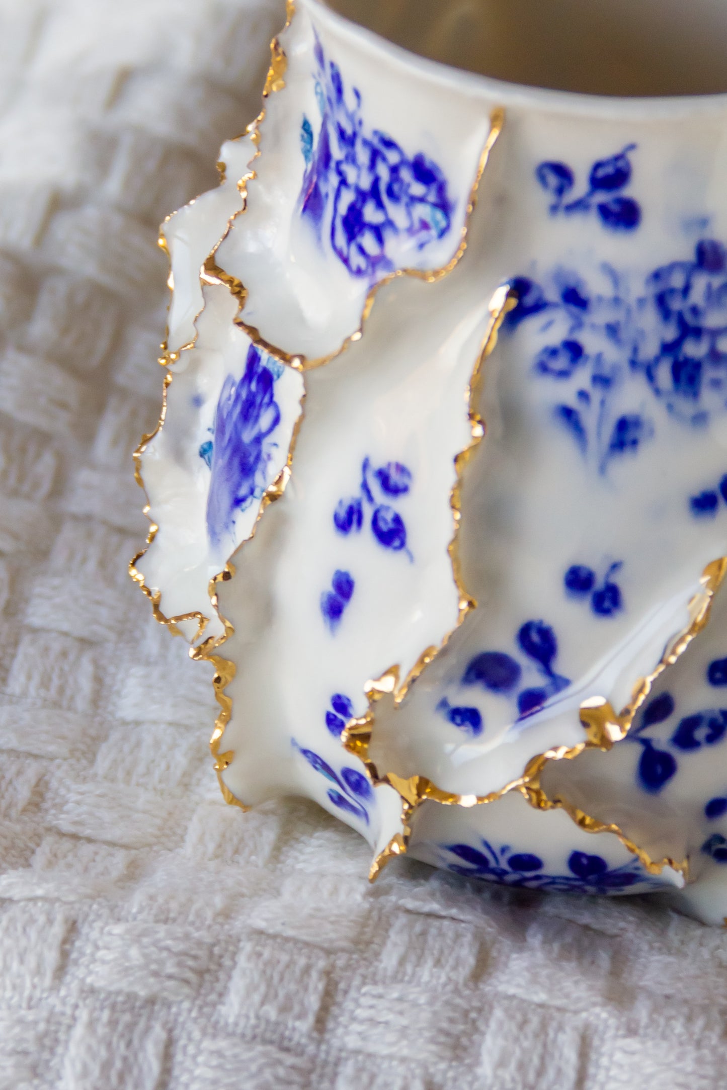 Kubek porcelanowy „Laminari” ze złoceniem