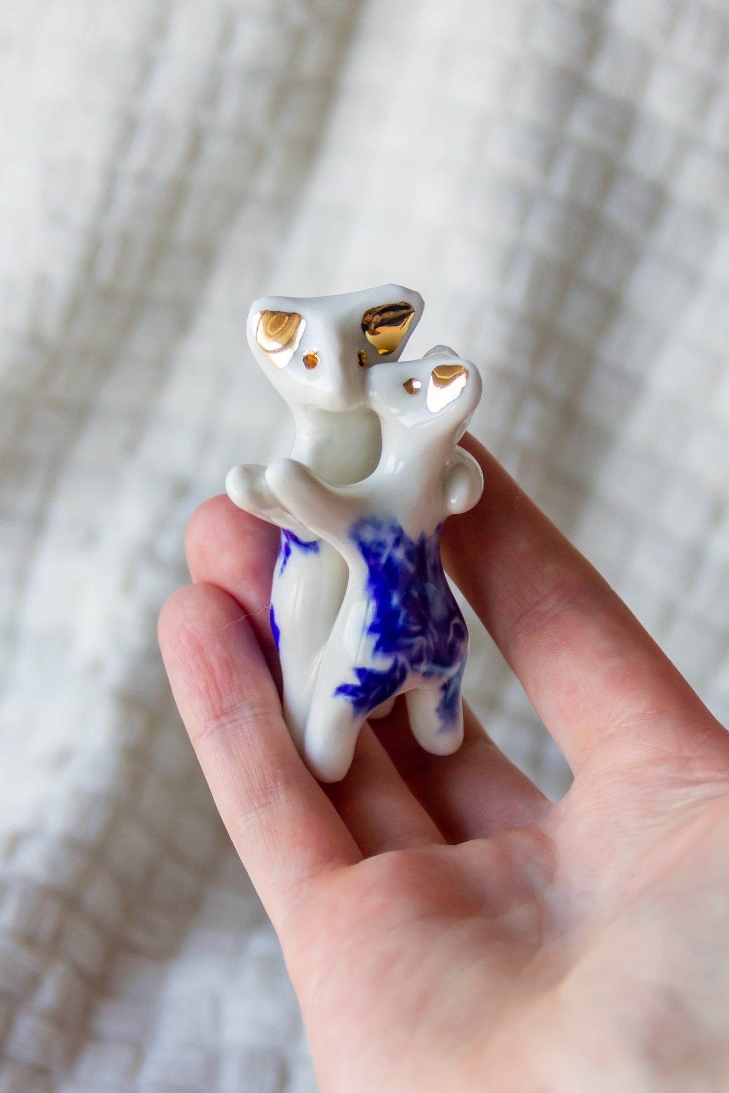 Werlingi tańczące, rzeźba porcelanowa ze złoceniem