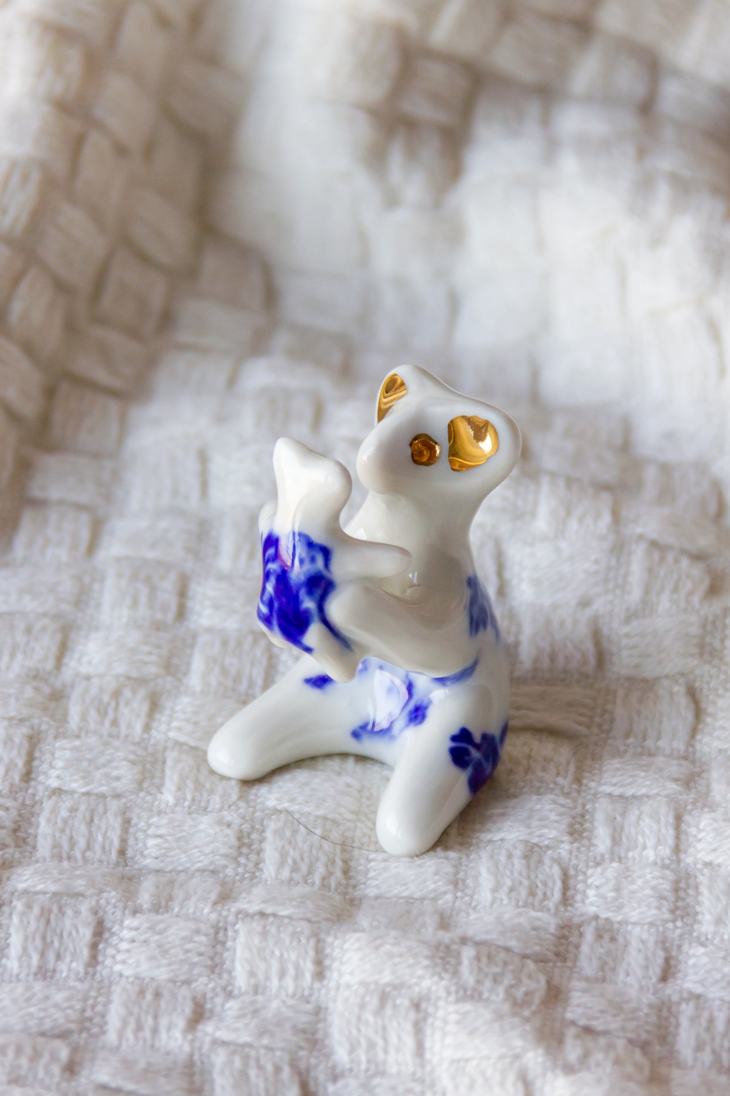 Werling avec un enfant, sculpture en porcelaine dorée