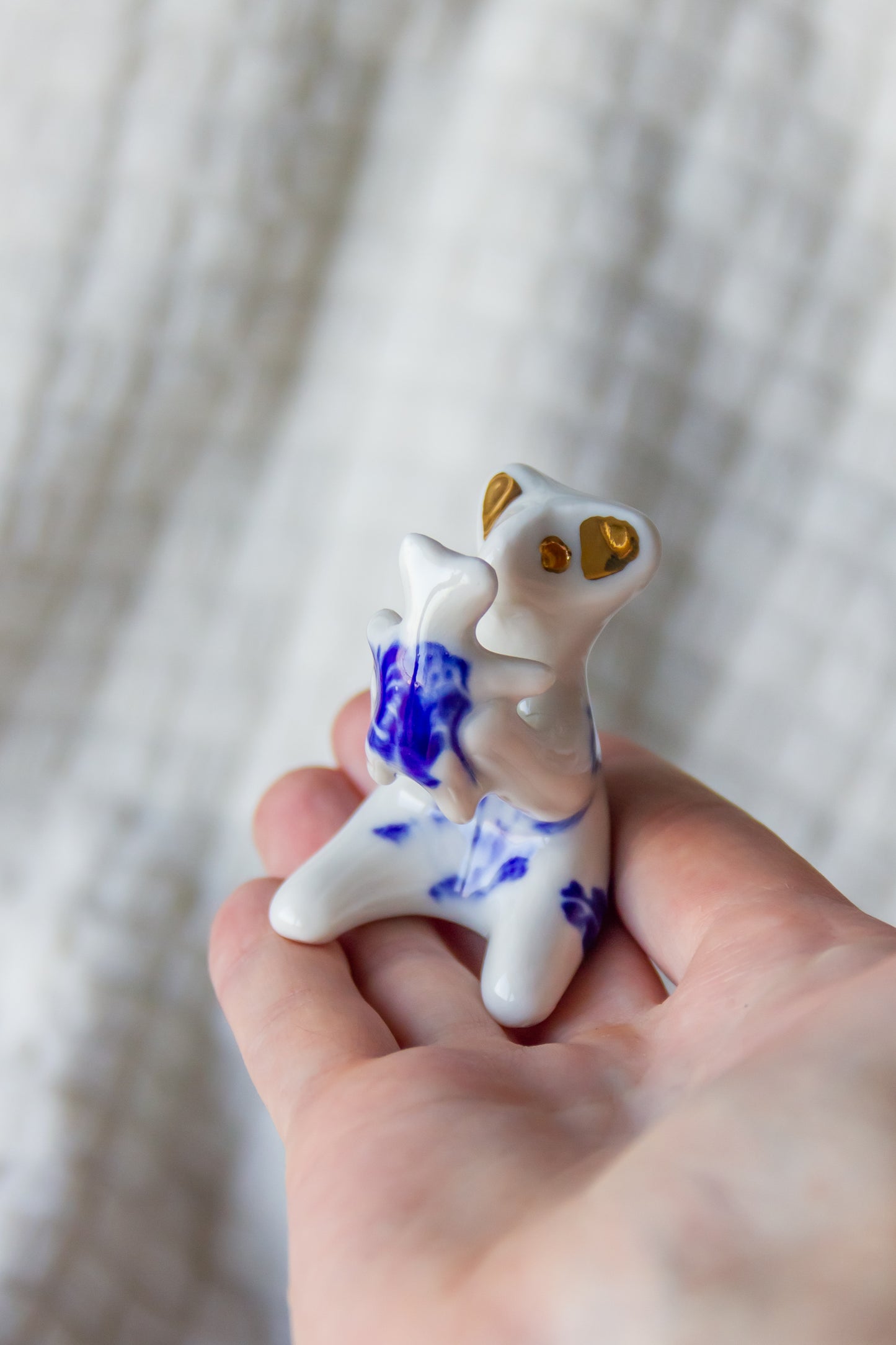 Werling z dzieckiem, rzeźba porcelanowa złocona