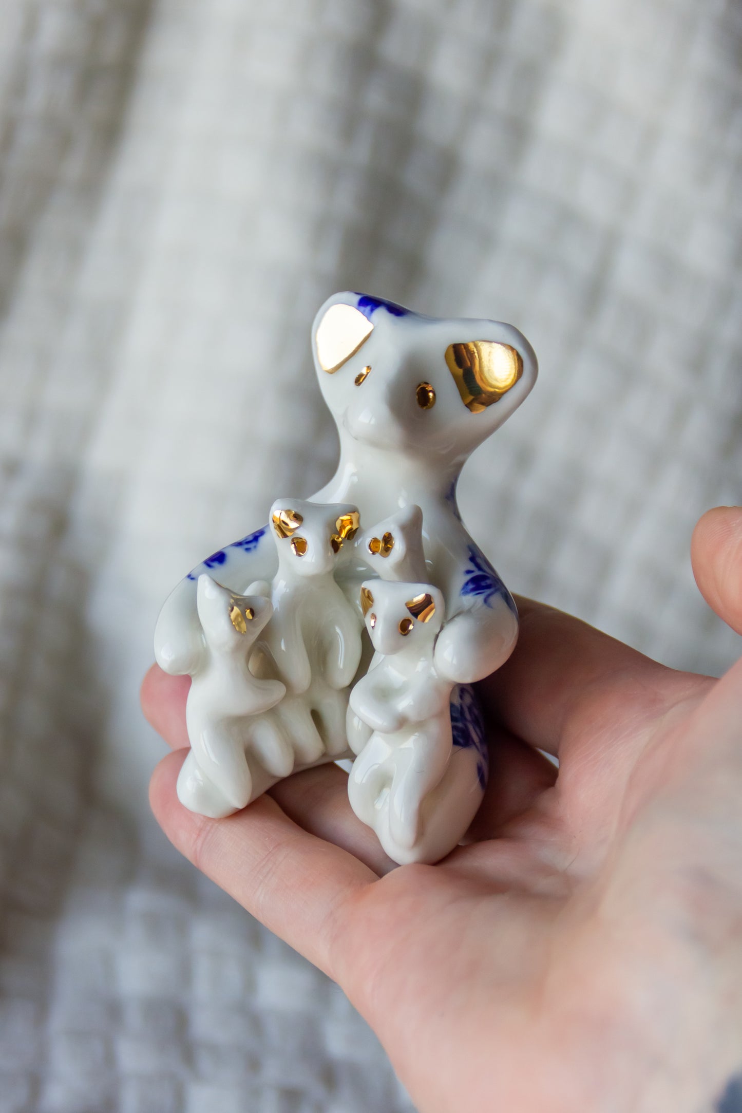 Rodzina werlingów duża, rzeźba porcelanowa ze złoceniem