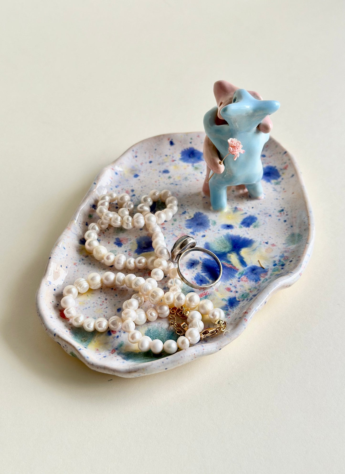 Podstawka na biżuterię z werlingami tańczącymi