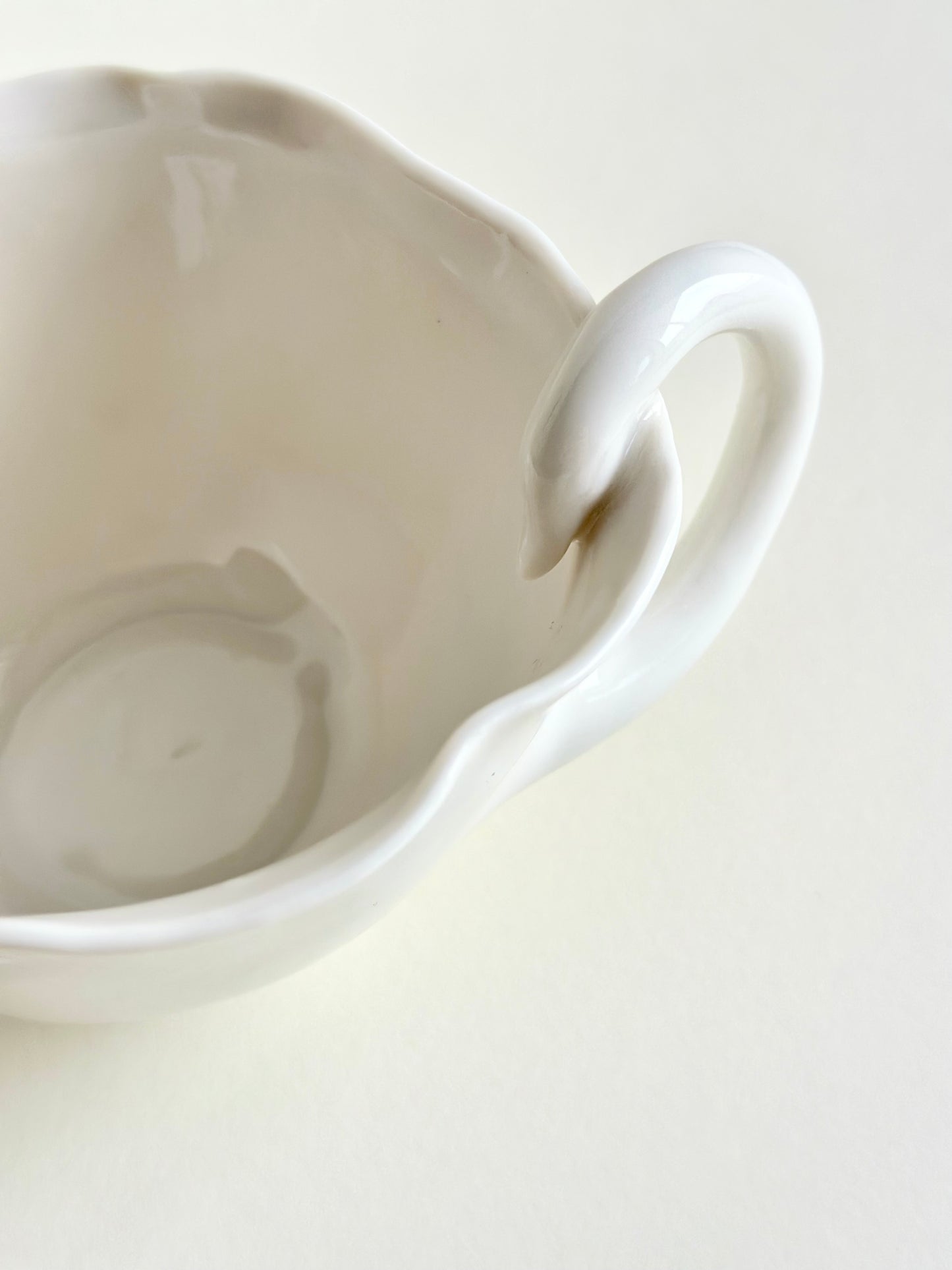 Tasse en porcelaine à fleurs colorées