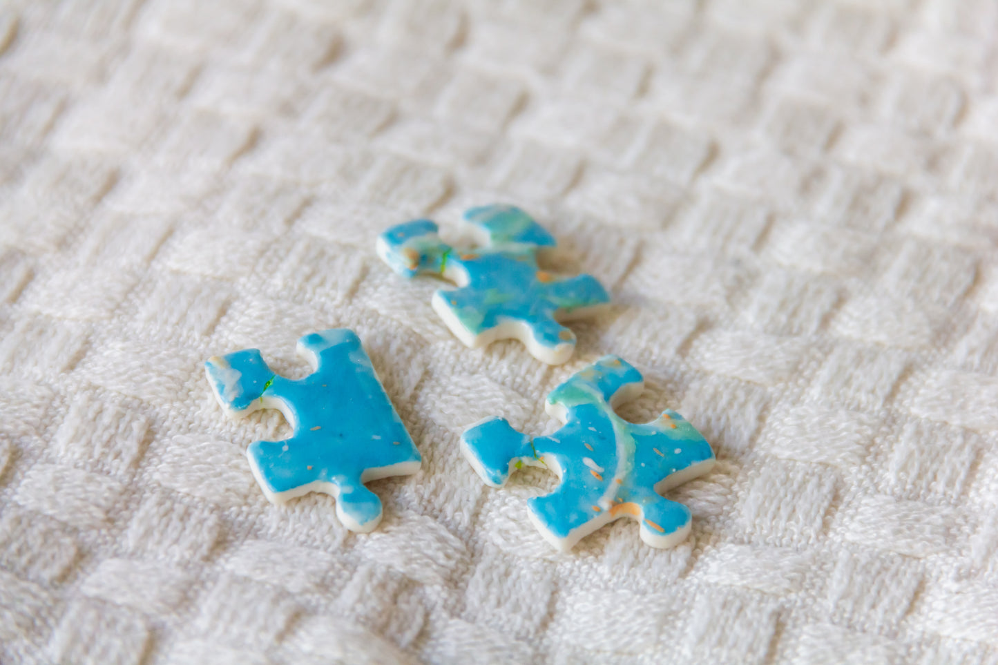 Puzzle porcelanowy z rysunkiem figury kobiety