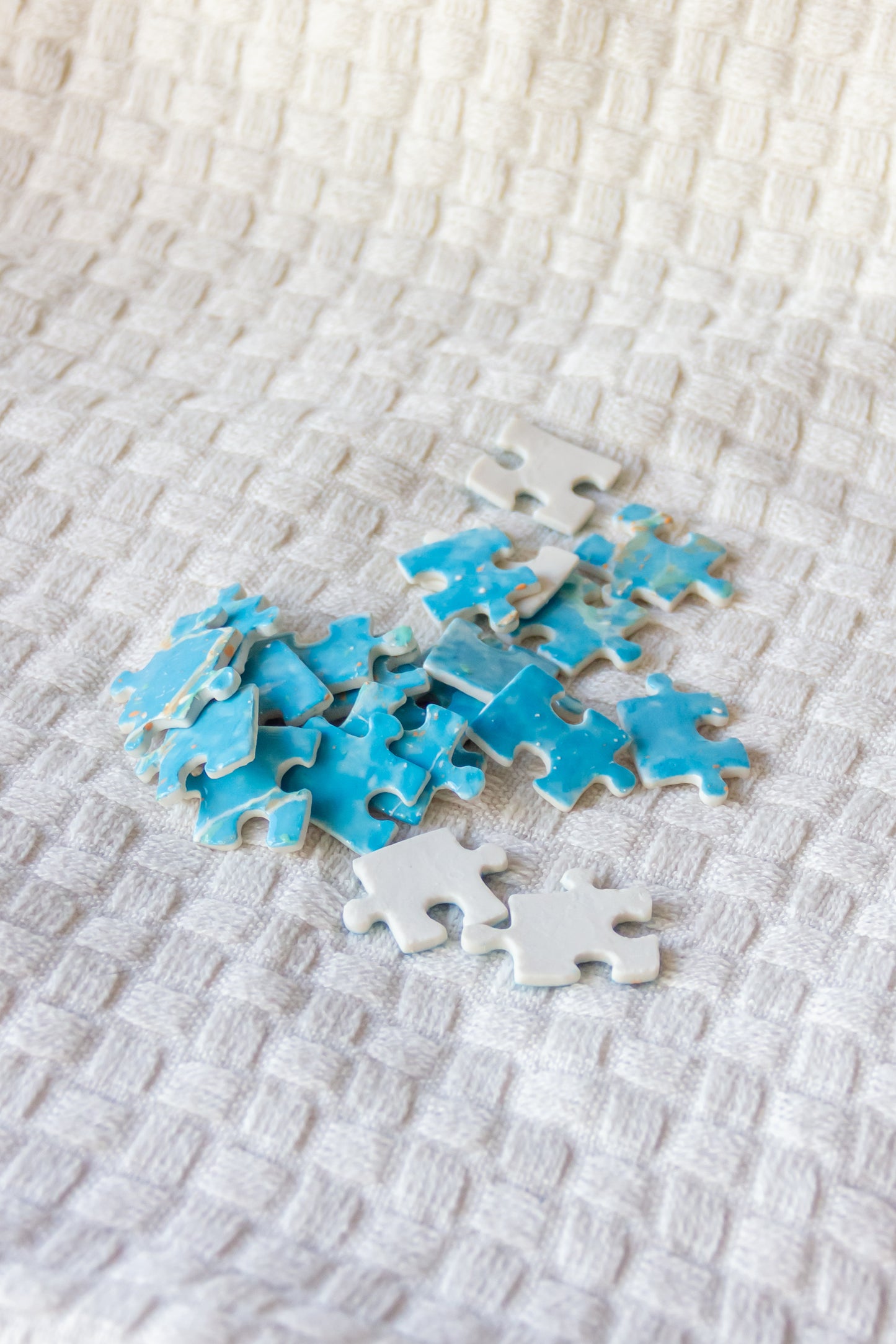Puzzle porcelanowy z rysunkiem figury kobiety