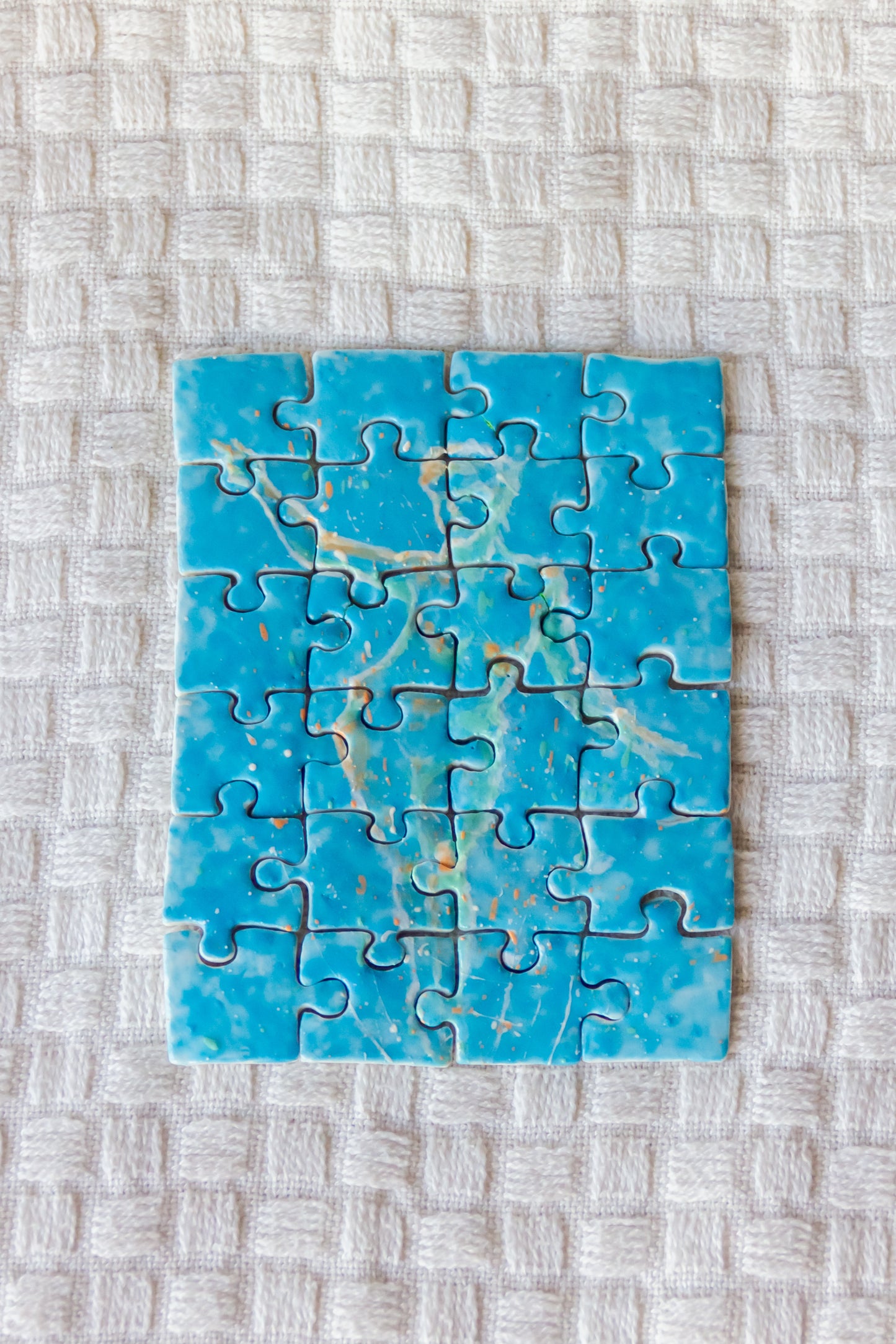 Puzzle porcelanowy z rysunkiem figury kobiety