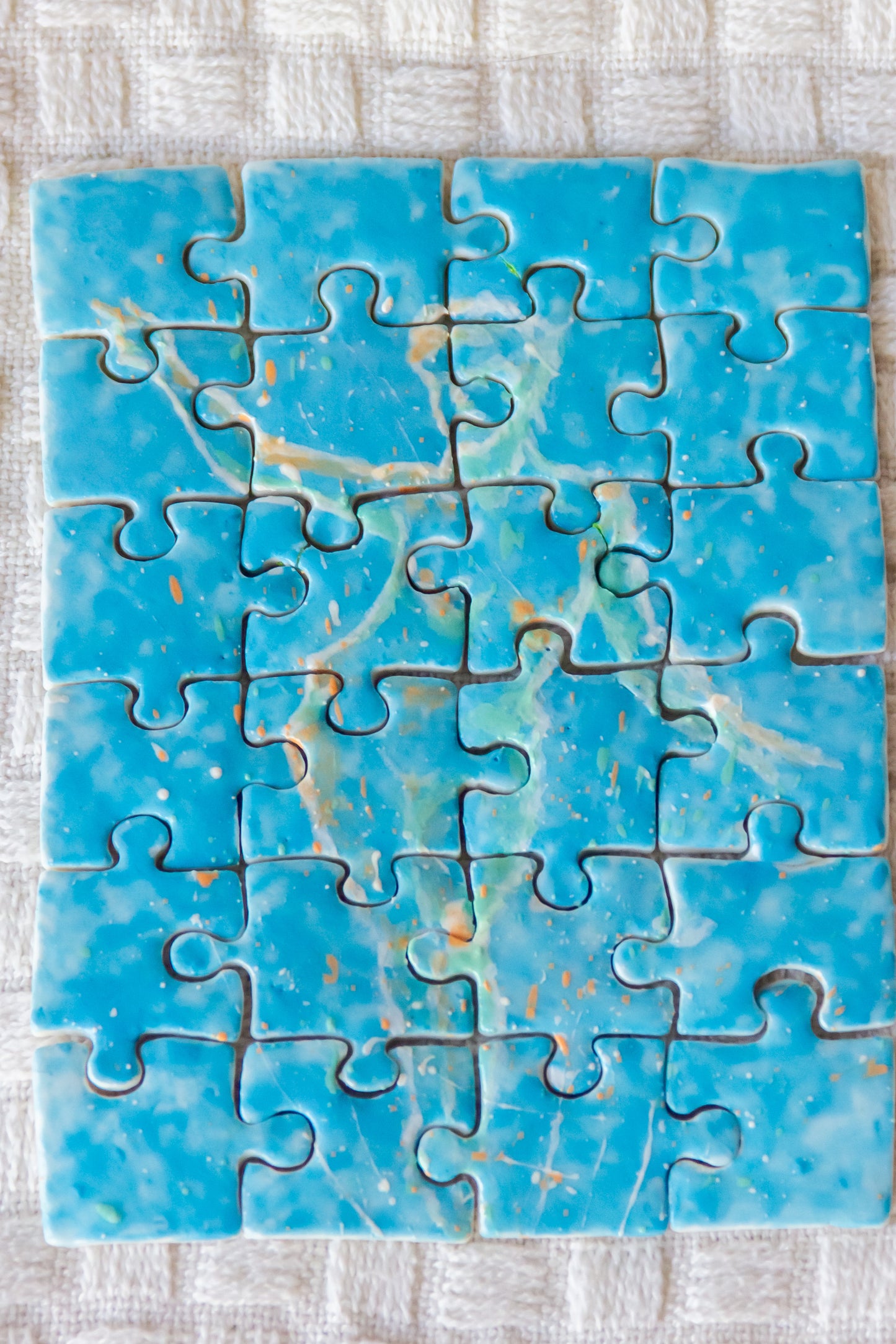 Puzzle porcelanowy z rysunkiem figury kobiety