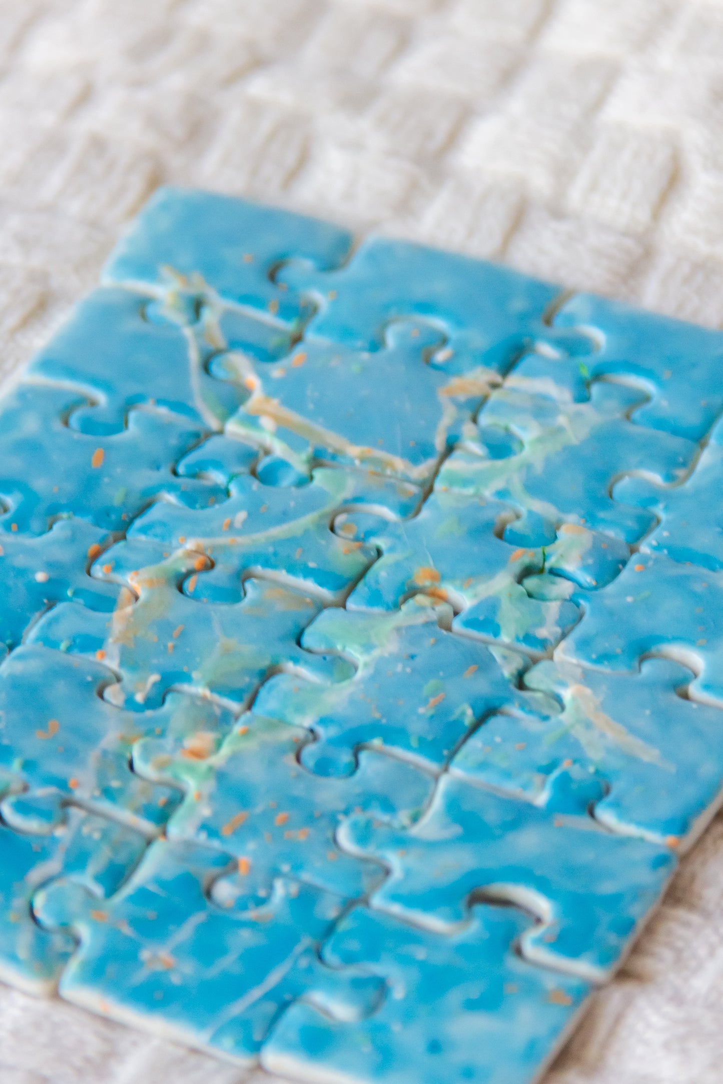 Puzzle porcelanowy z rysunkiem figury kobiety