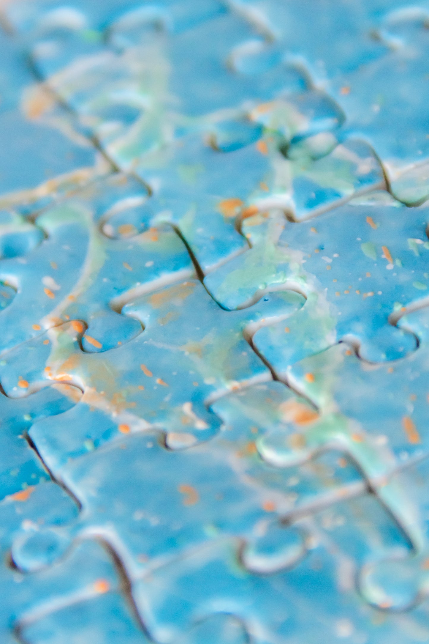 Puzzle porcelanowy z rysunkiem figury kobiety