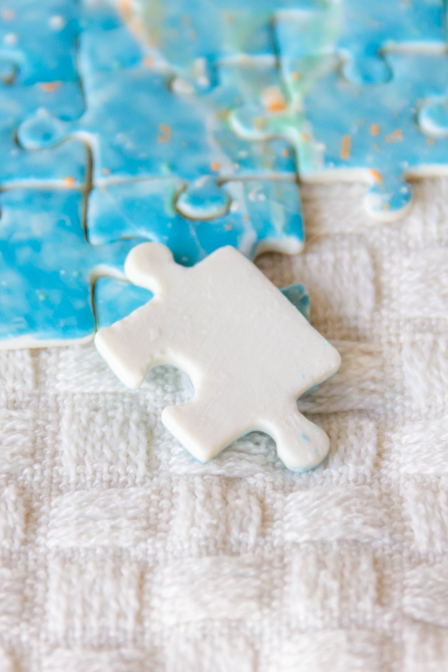 Puzzle porcelanowy z rysunkiem figury kobiety