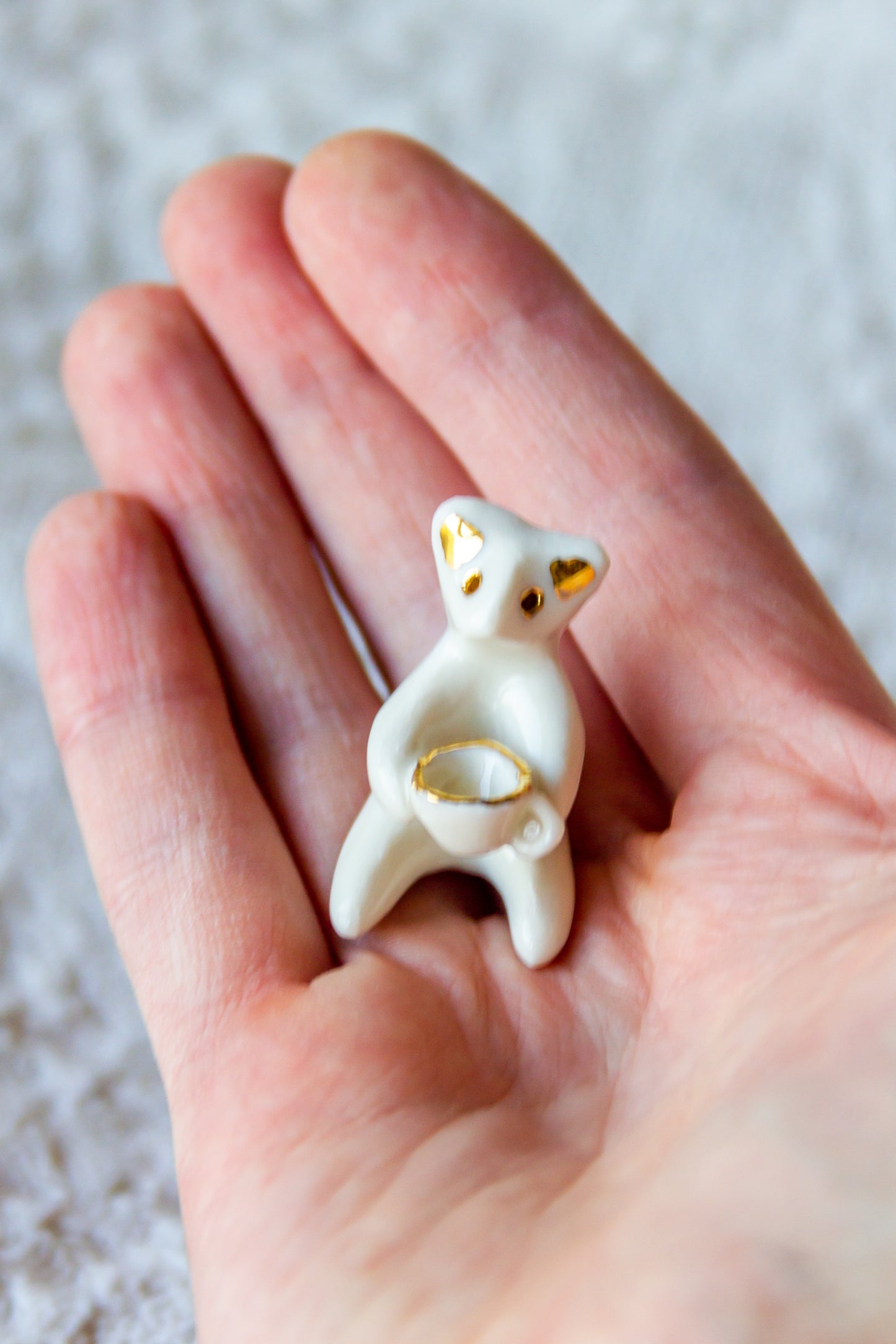 Werling towarzyszący przy porannej kawie, rzeźba porcelanowa ze złoceniem