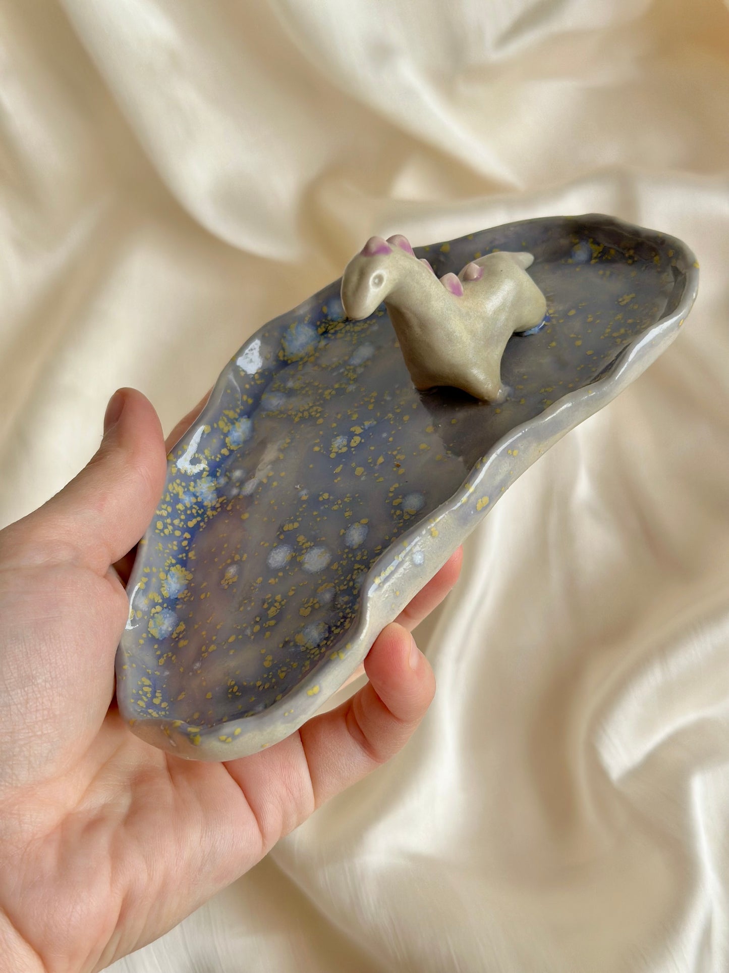 Podstawka na biżuterię z dinozaurem