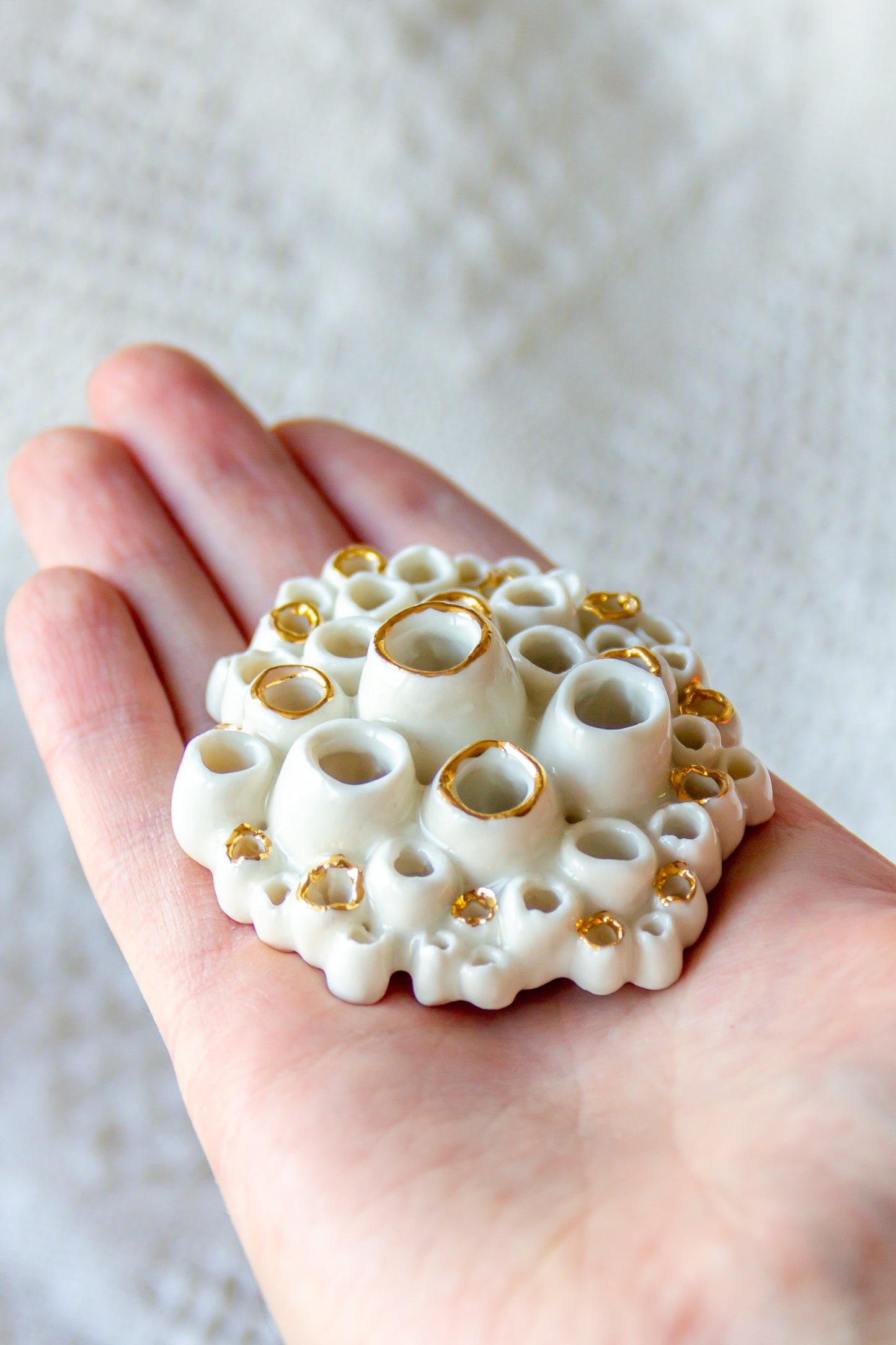 Rzeźba porcelanowa “Ascydia” ze złoceniem