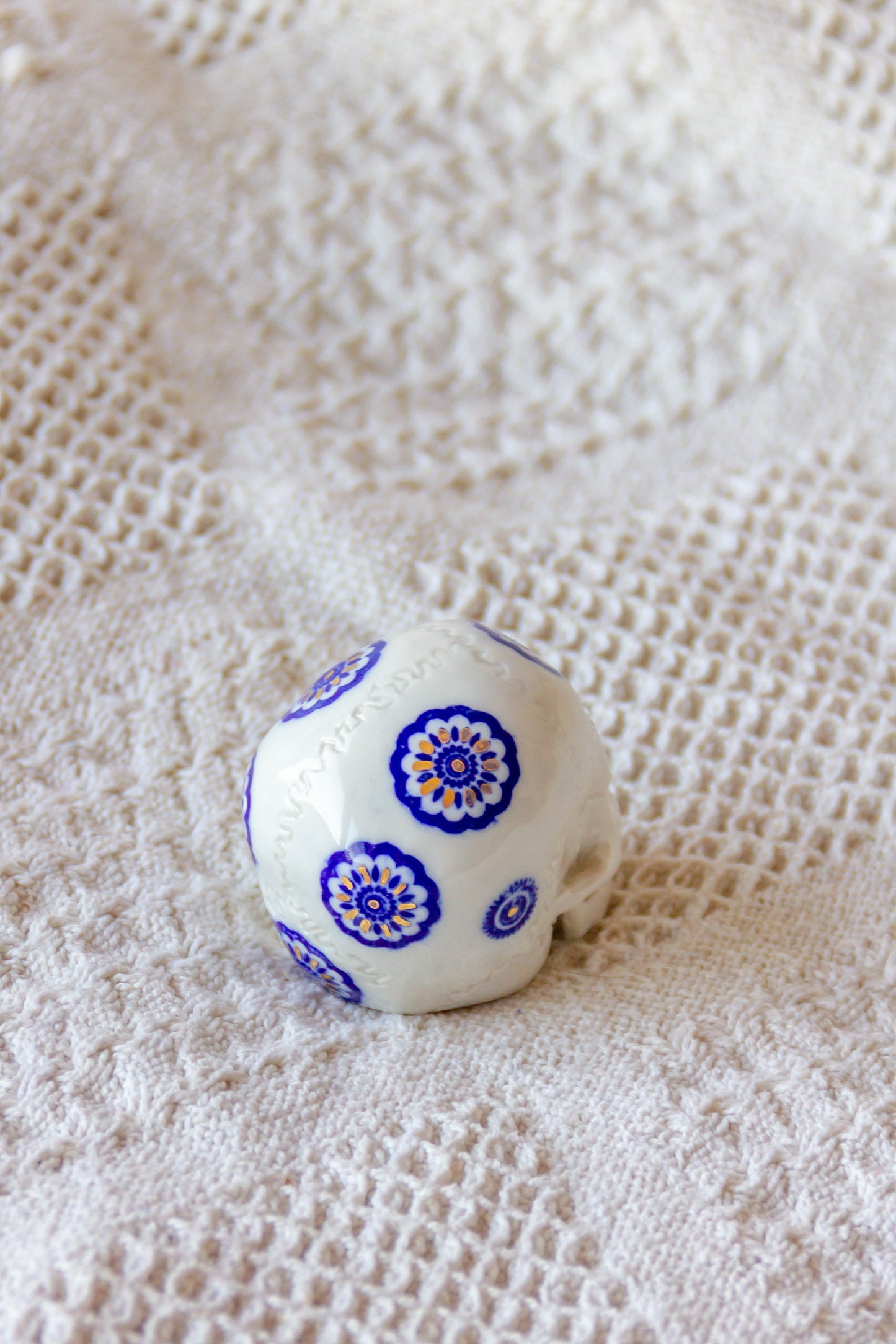 Czaszka porcelanowa mini ze złoceniem