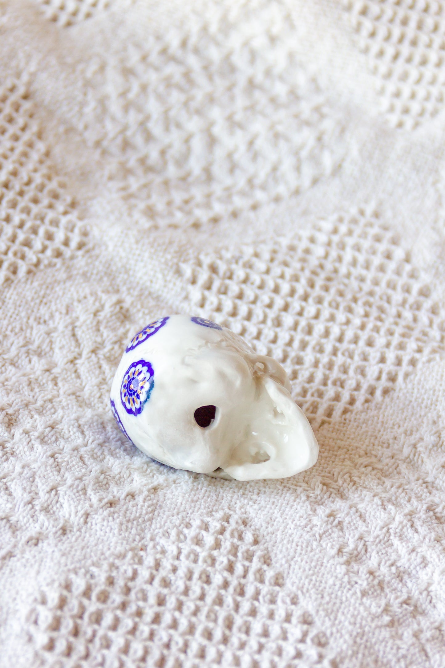Czaszka porcelanowa mini ze złoceniem