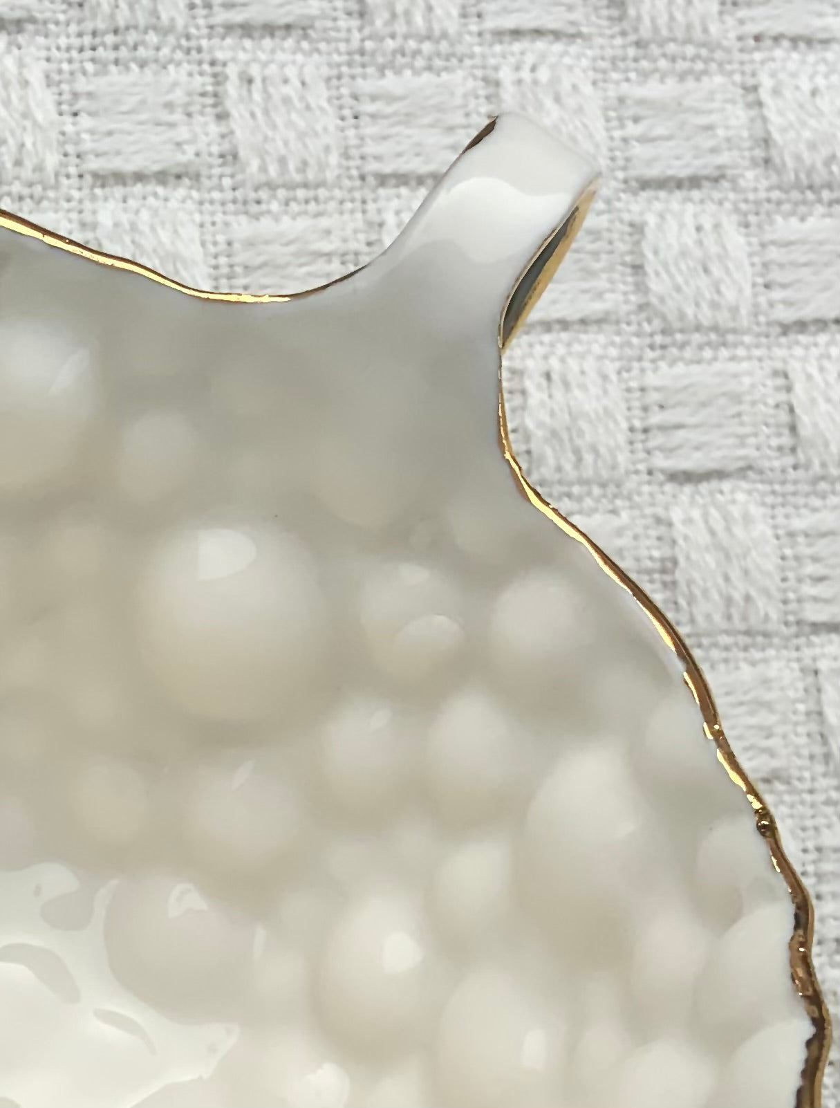 Tasse en porcelaine verte plaquée or