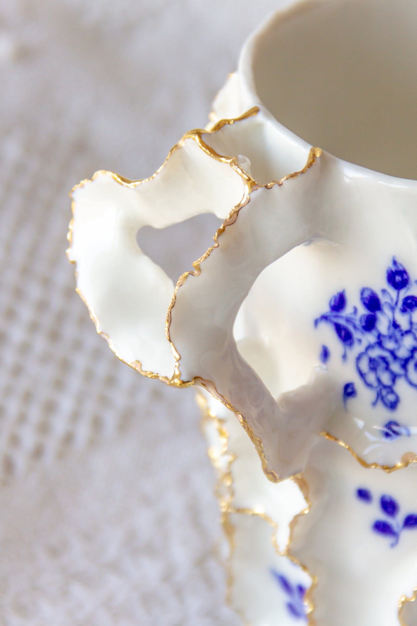 Kubek porcelanowy „Laminari” biało-granatowy ze złoceniem