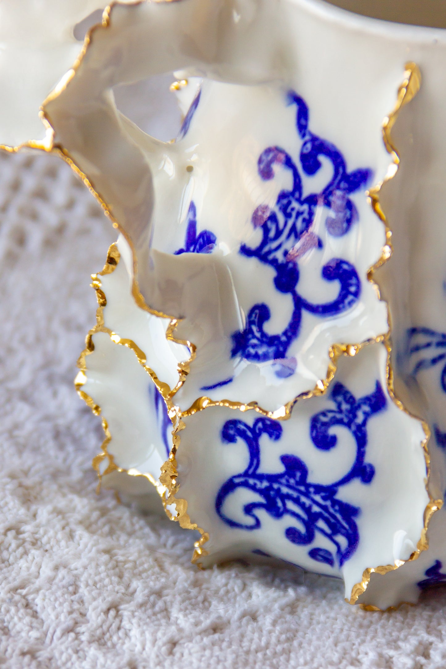 Kubek porcelanowy „Laminari” ze złoceniem