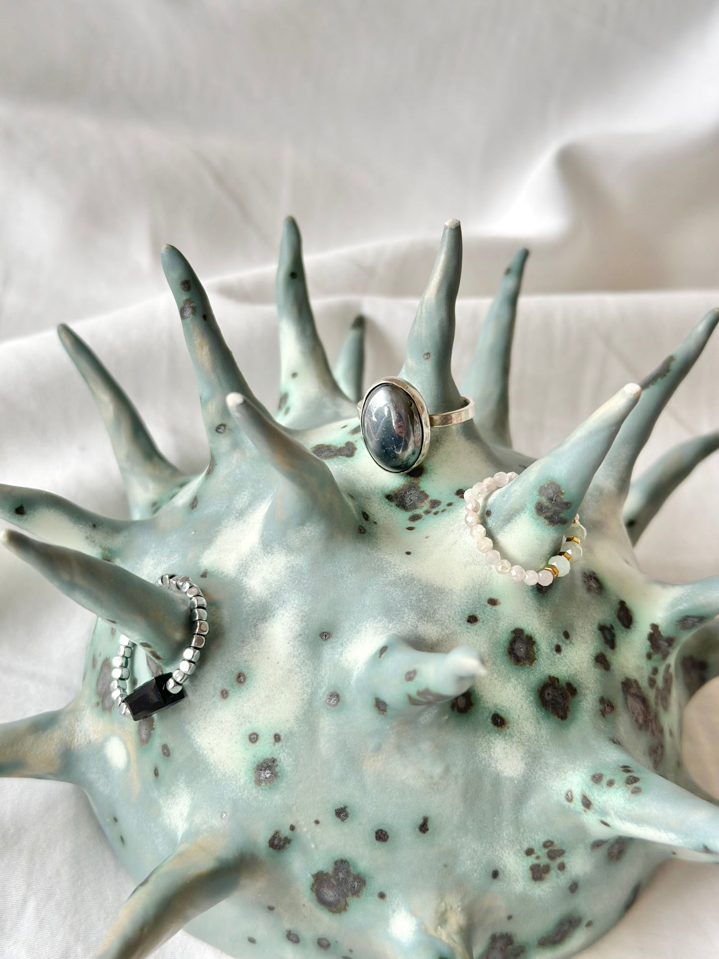 Miska ceramiczna z kolcami