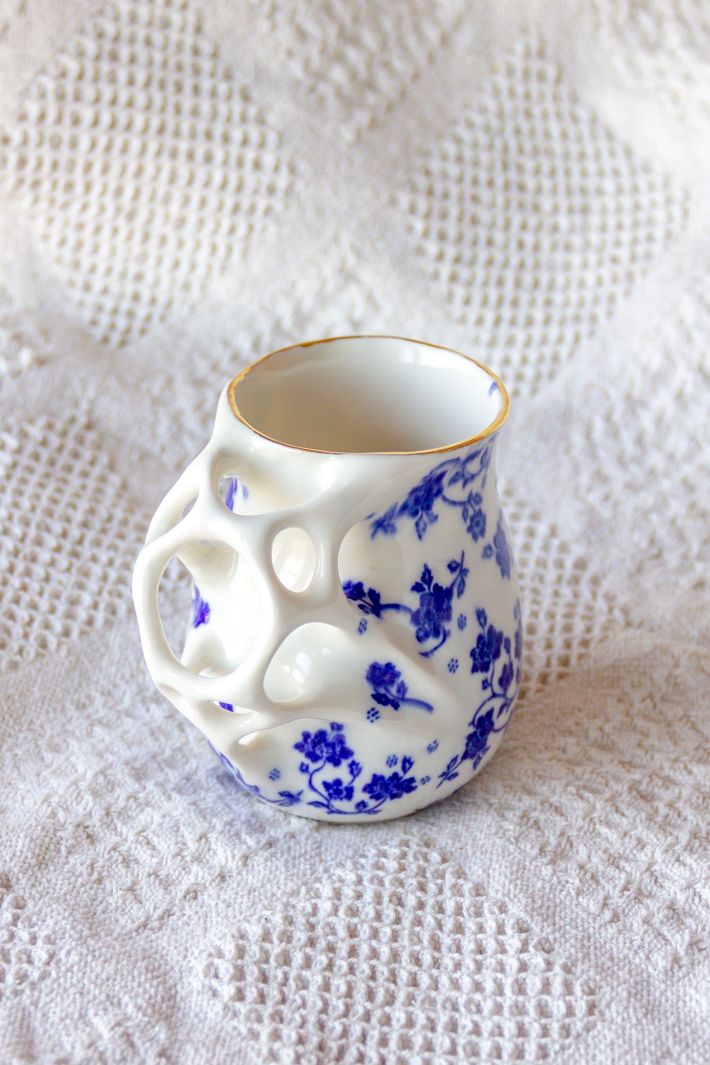 Kubek porcelanowy „Tripto” ze złoceniem