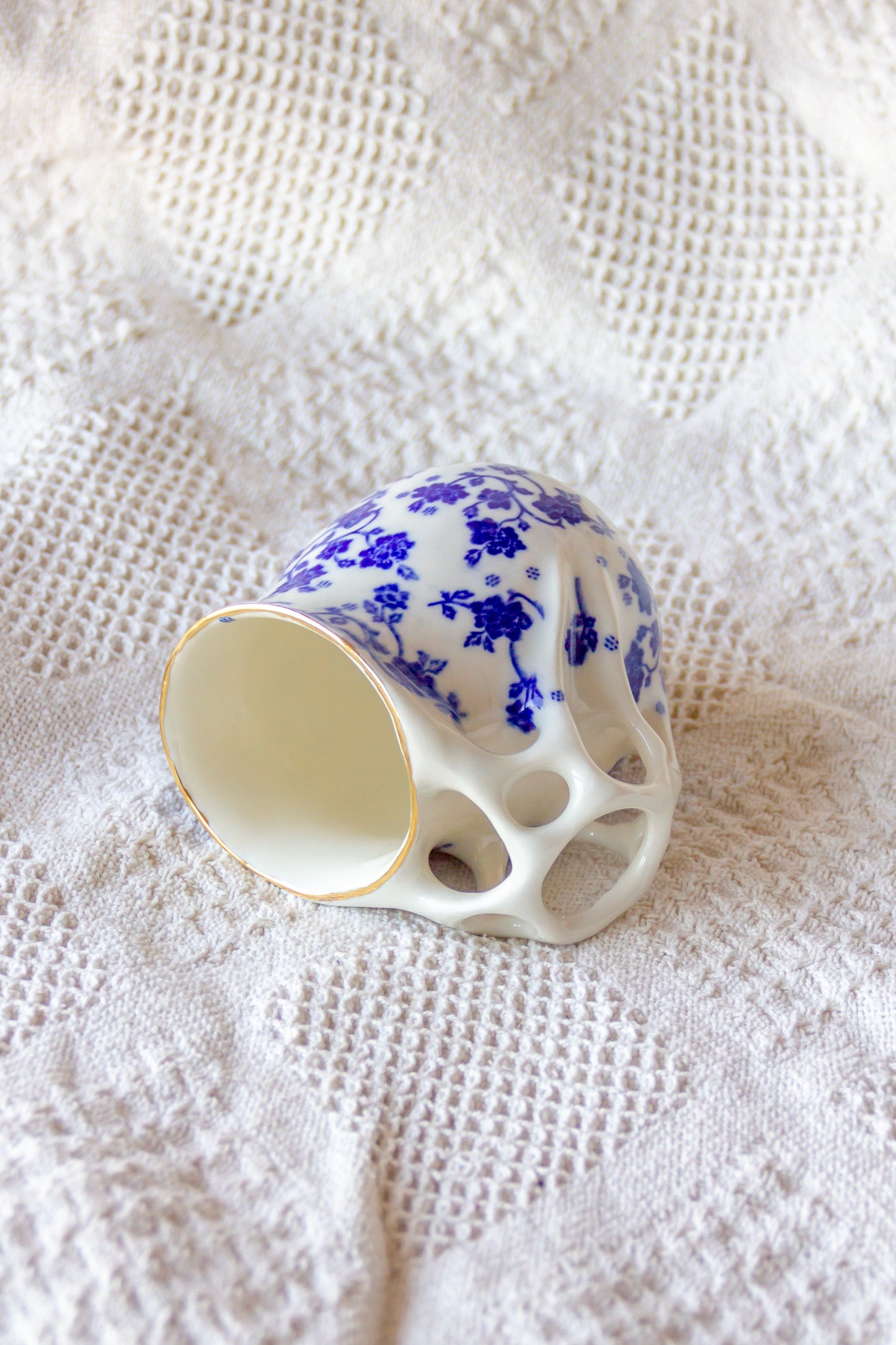 Kubek porcelanowy „Tripto” ze złoceniem