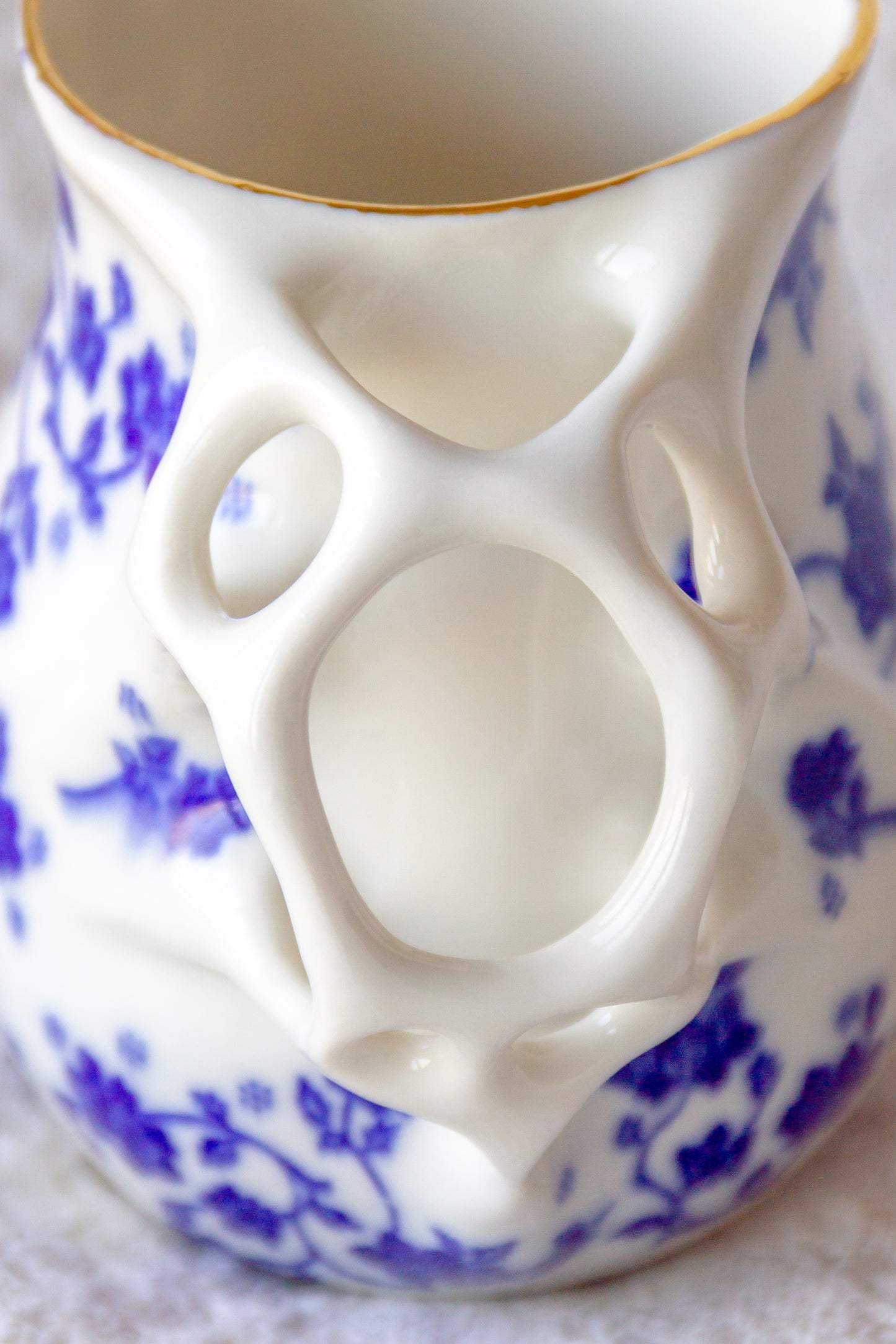 Kubek porcelanowy „Tripto” ze złoceniem