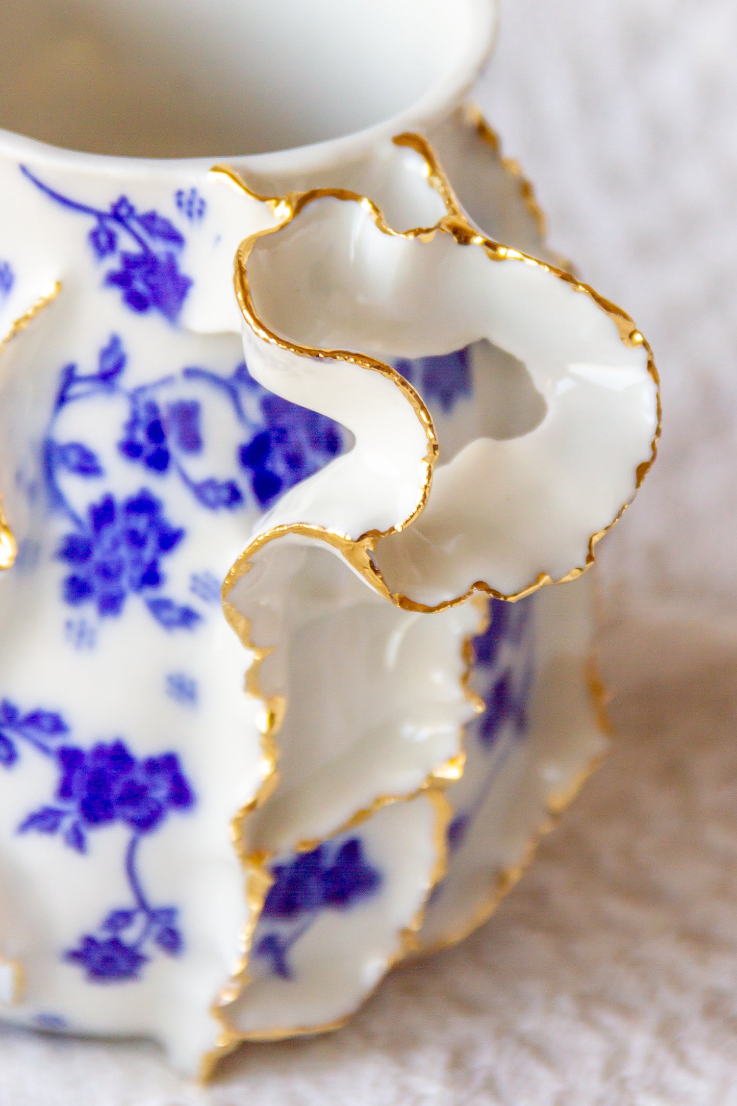 Kubek porcelanowy „Laminari” ze złoceniem