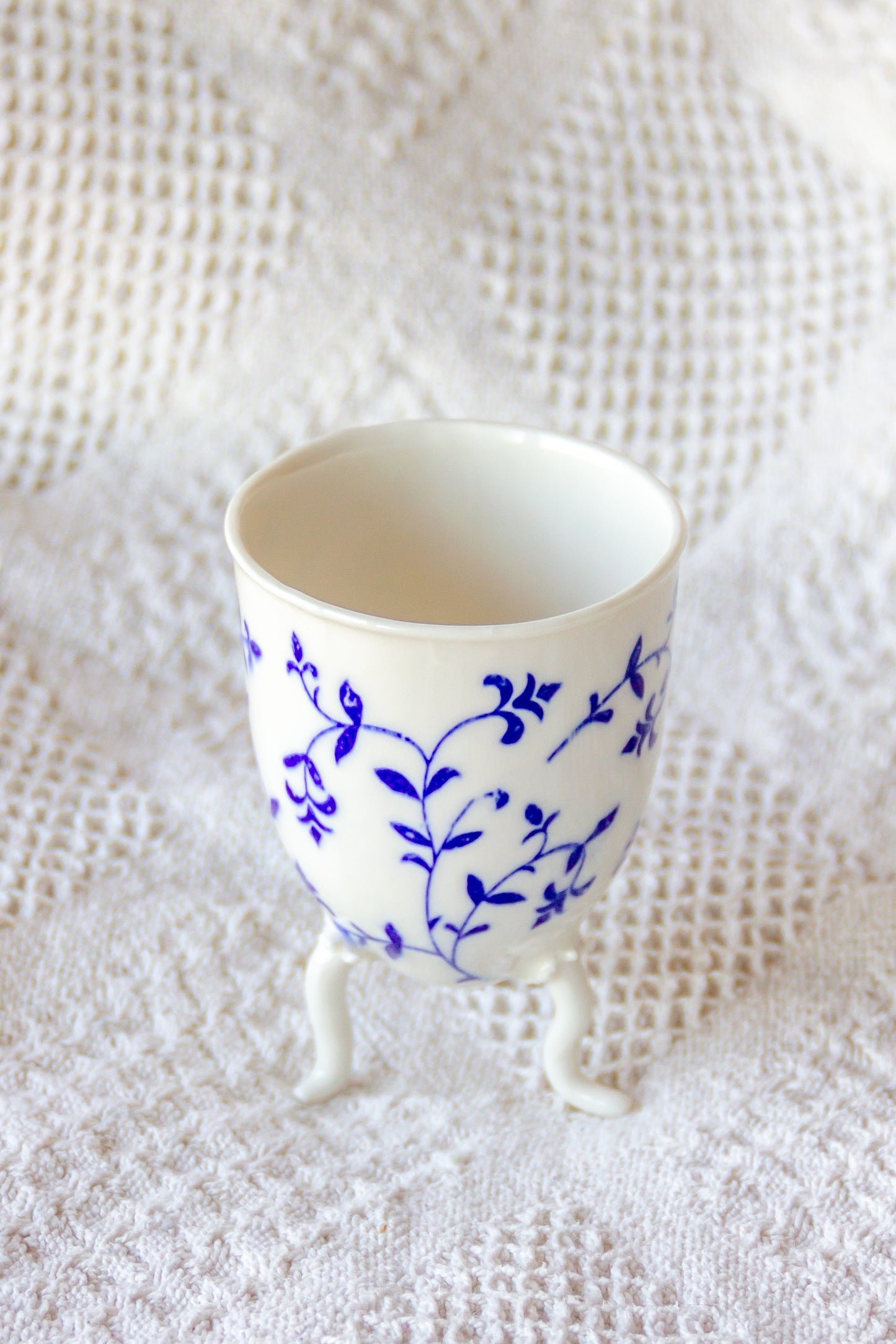Puchar porcelanowy na nóżkach