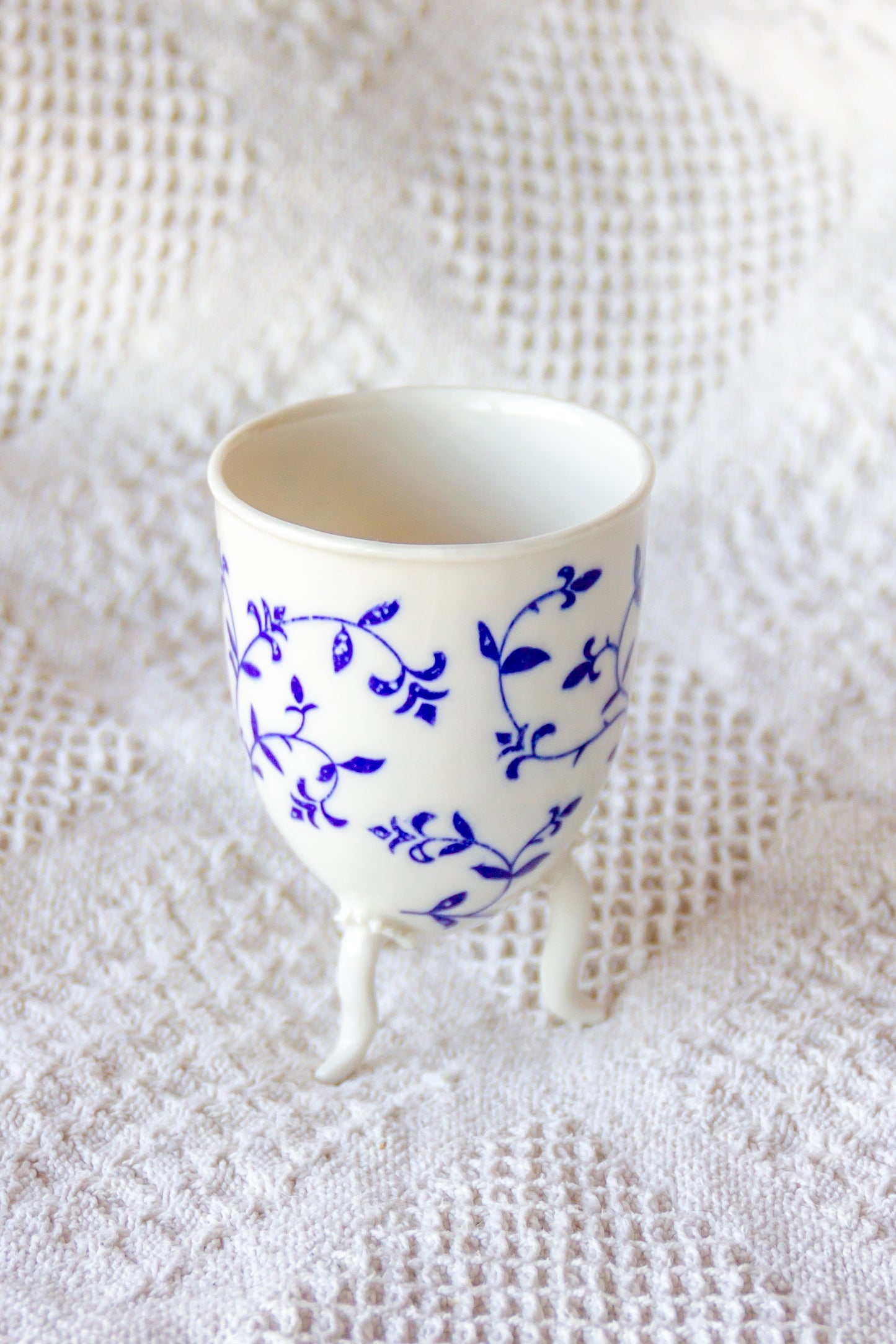 Puchar porcelanowy na nóżkach