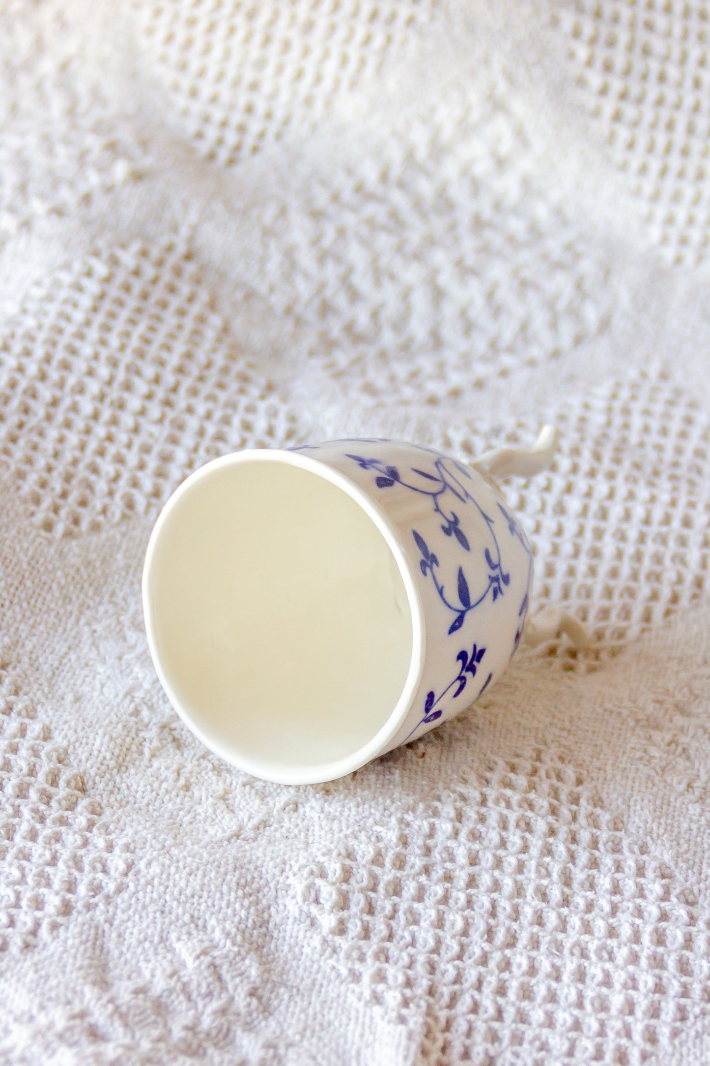 Puchar porcelanowy na nóżkach