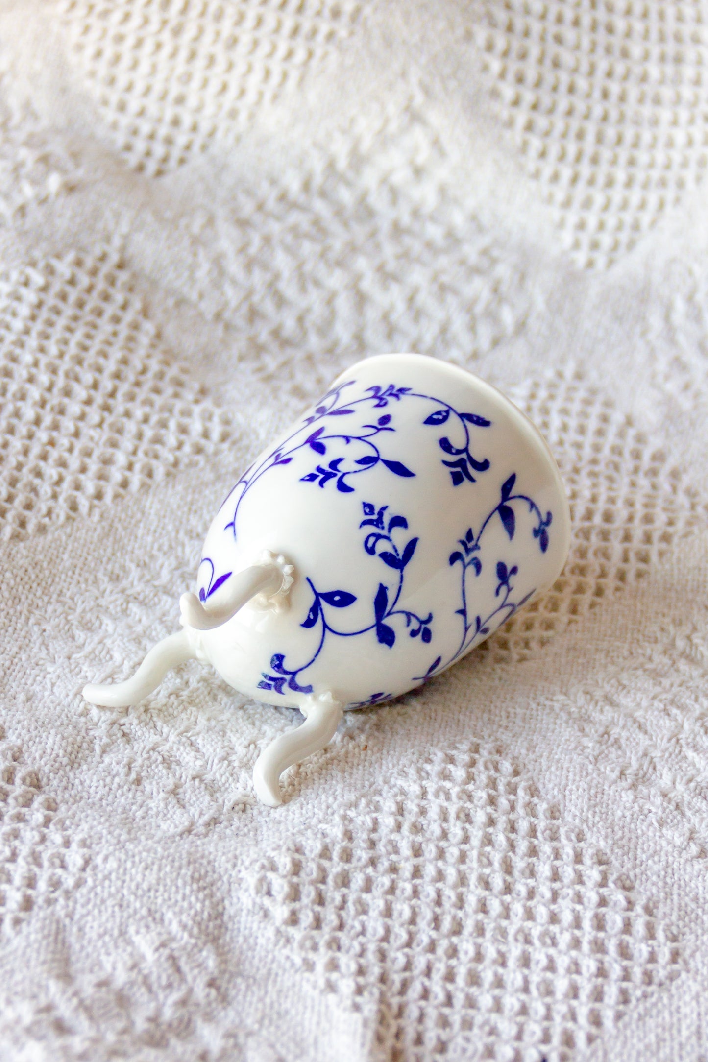 Puchar porcelanowy na nóżkach