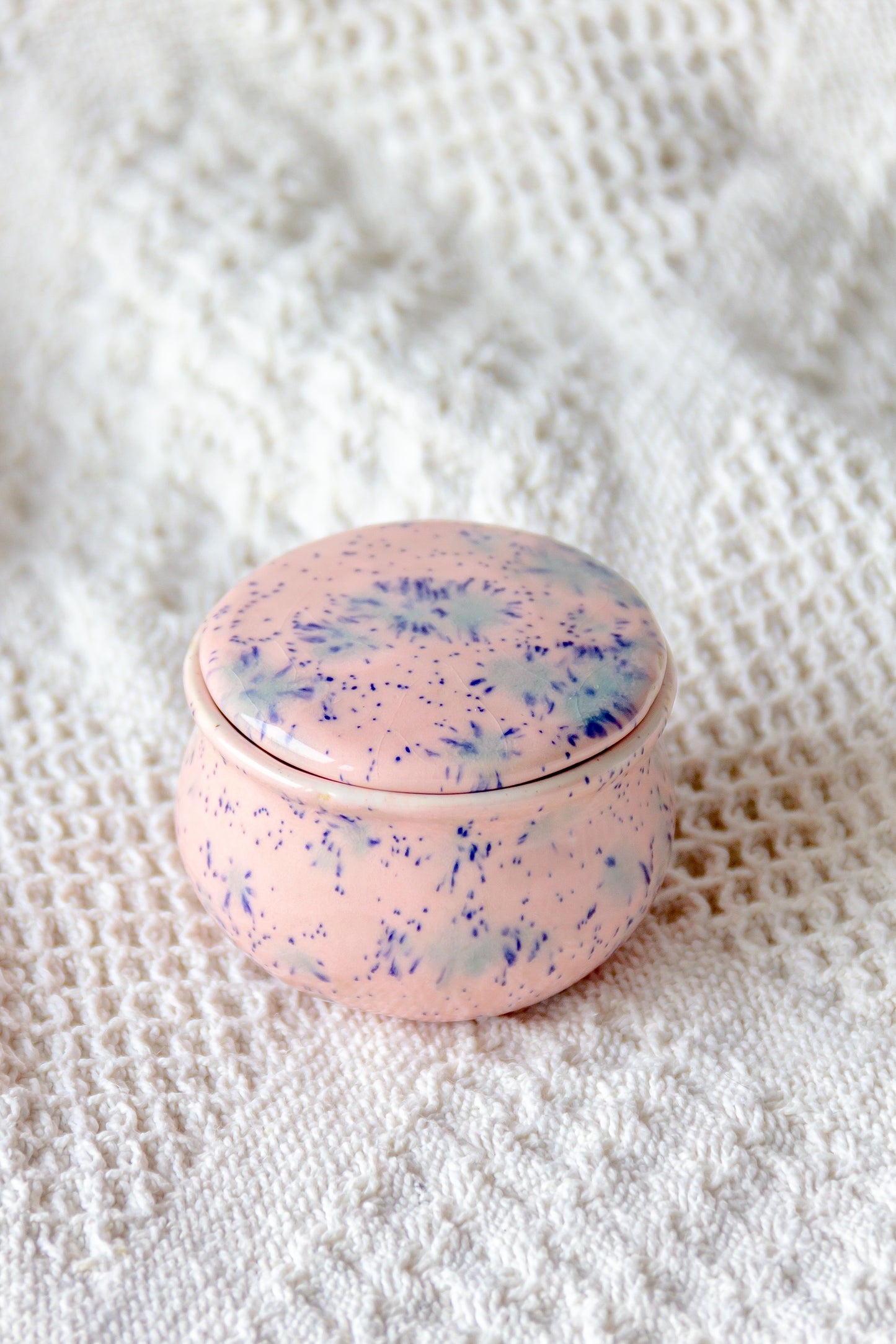 Szkatułka ceramiczna biało-różowa mini
