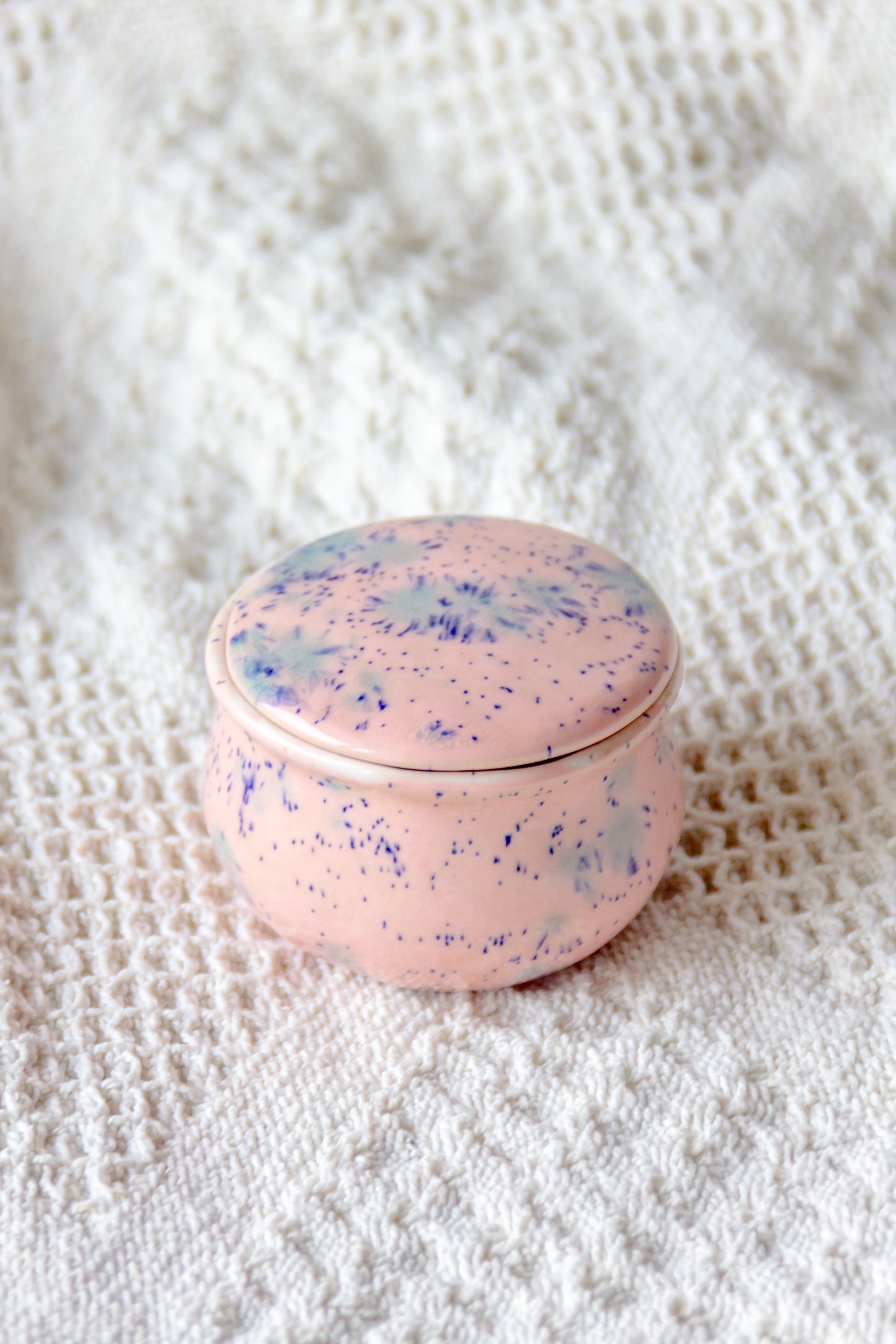 Szkatułka ceramiczna biało-różowa mini