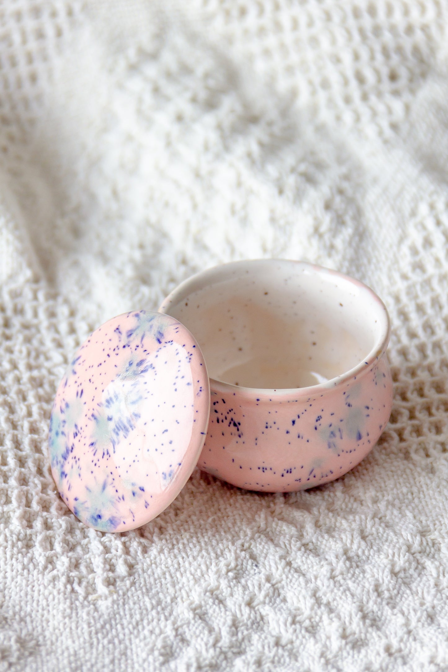 Szkatułka ceramiczna biało-różowa mini