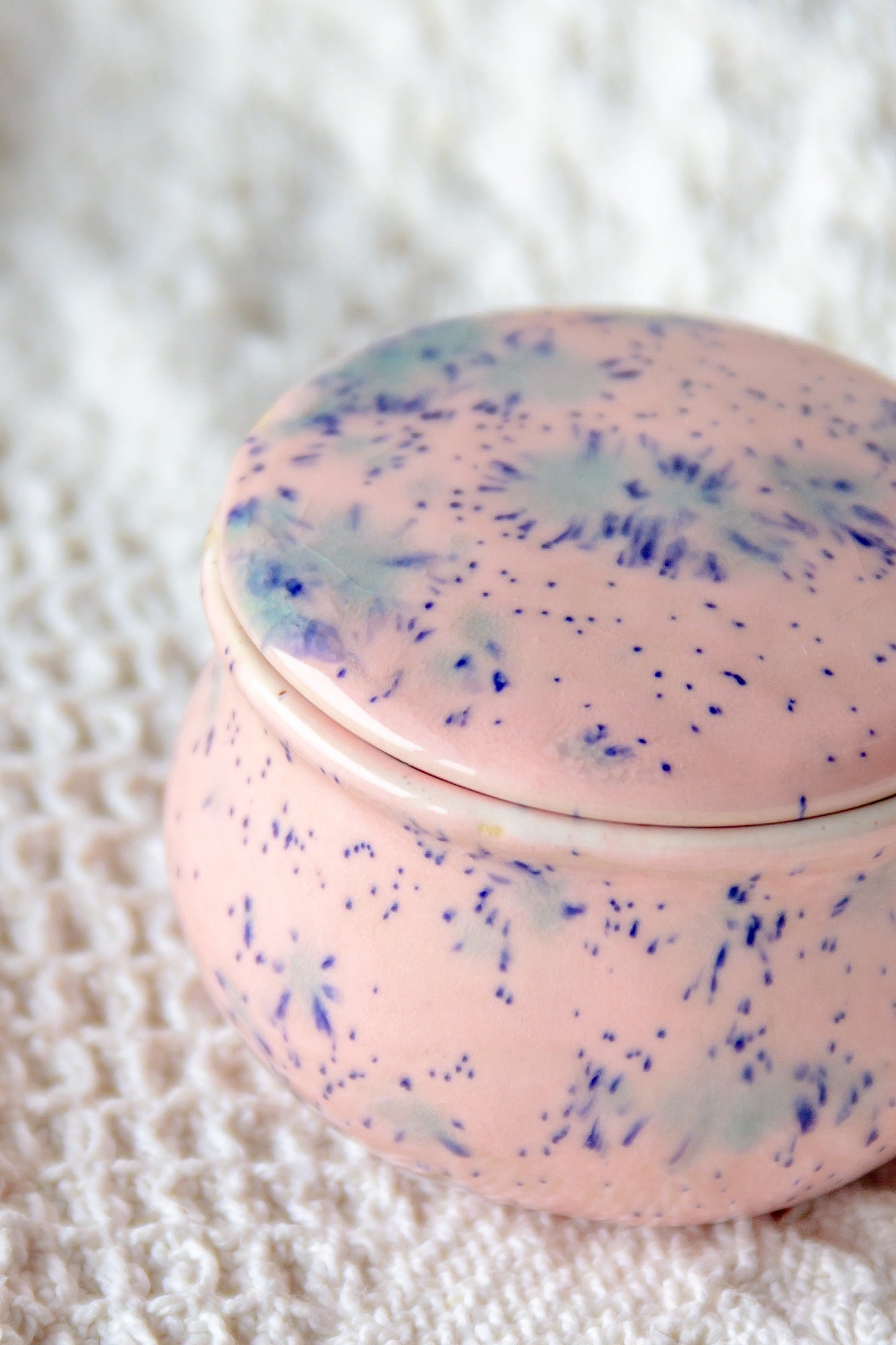 Szkatułka ceramiczna biało-różowa mini