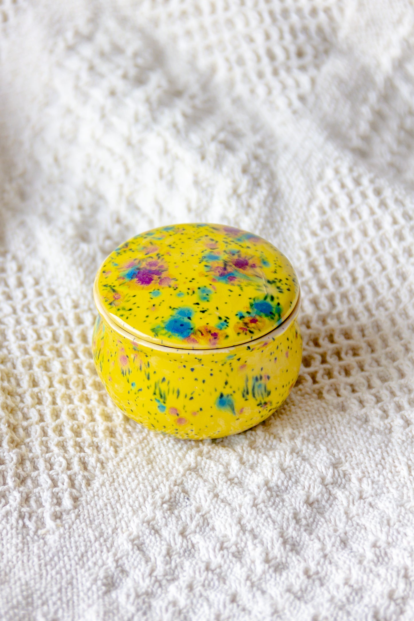 Szkatułka ceramiczna biało-żółta mini