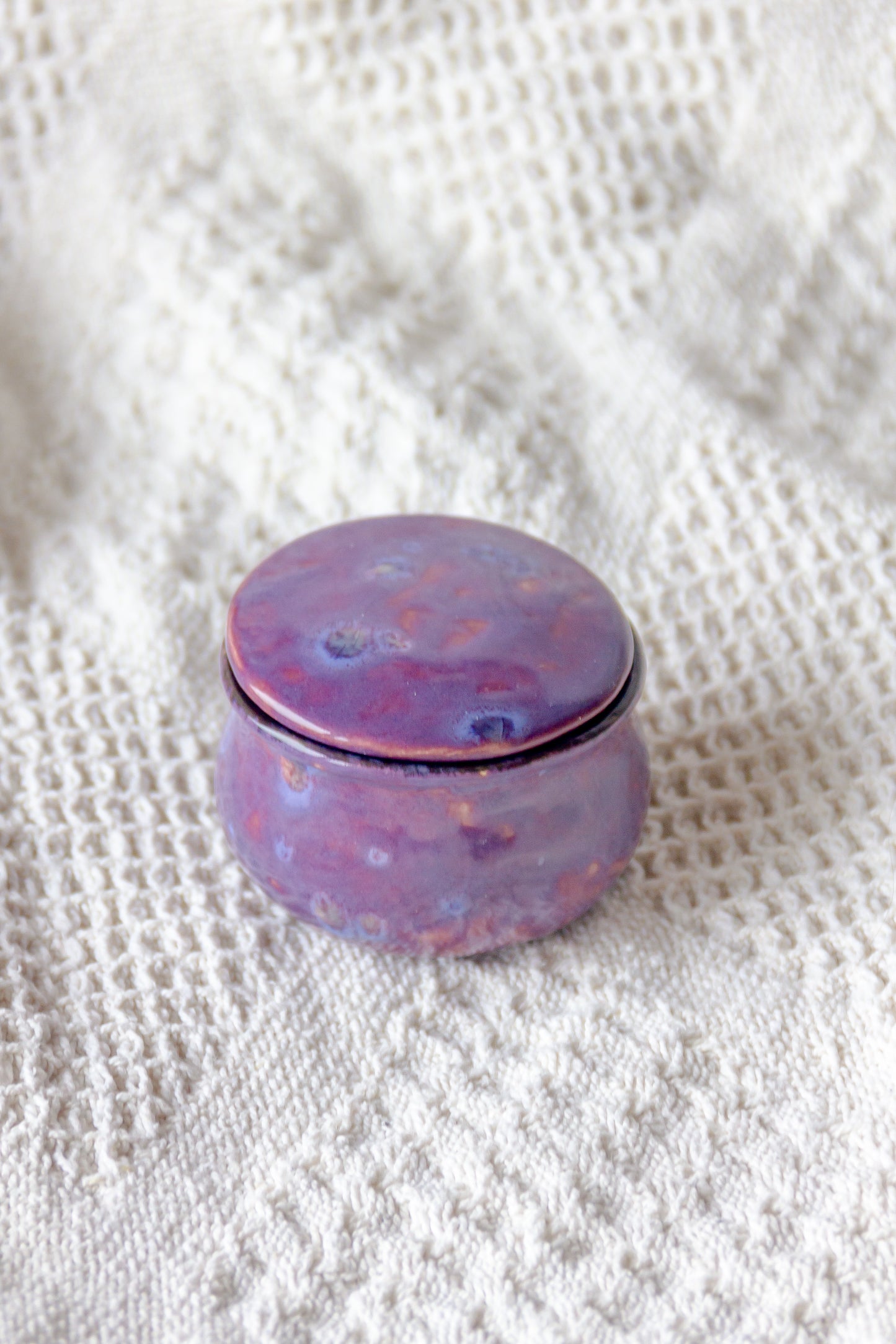 Szkatułka ceramiczna fioletowa-czarna mini