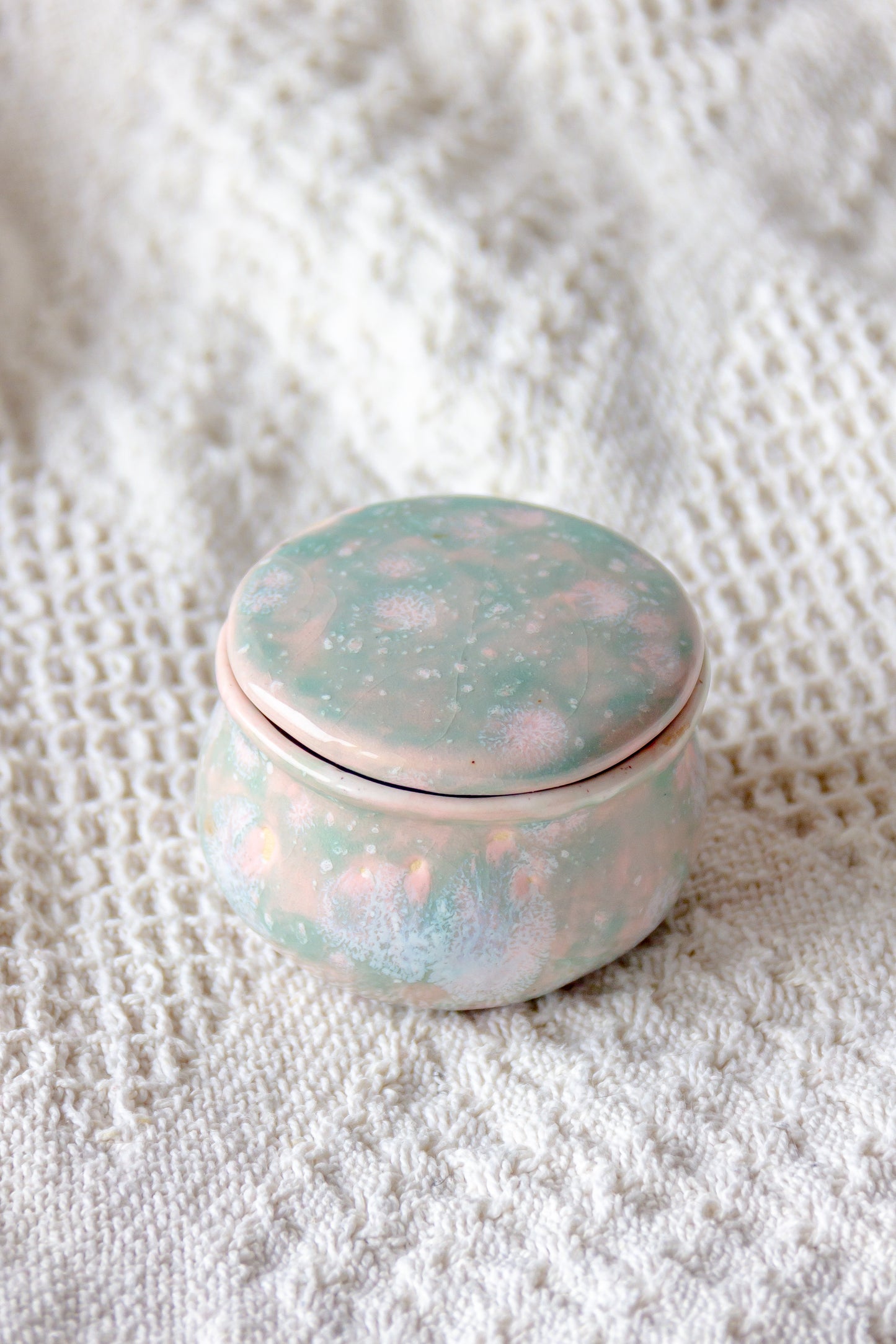 Szkatułka ceramiczna zielono-różowa z plamkami mini