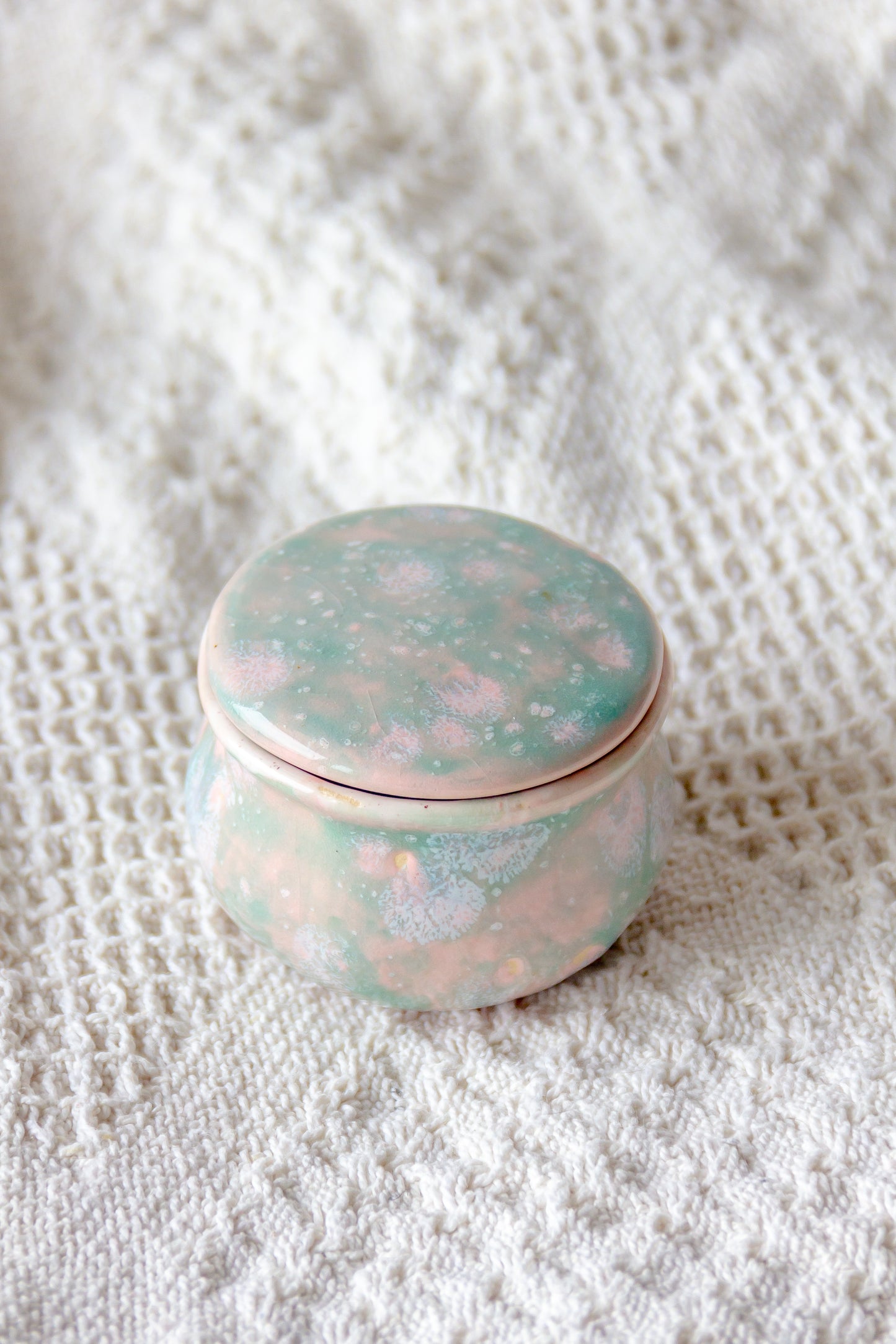 Szkatułka ceramiczna zielono-różowa z plamkami mini
