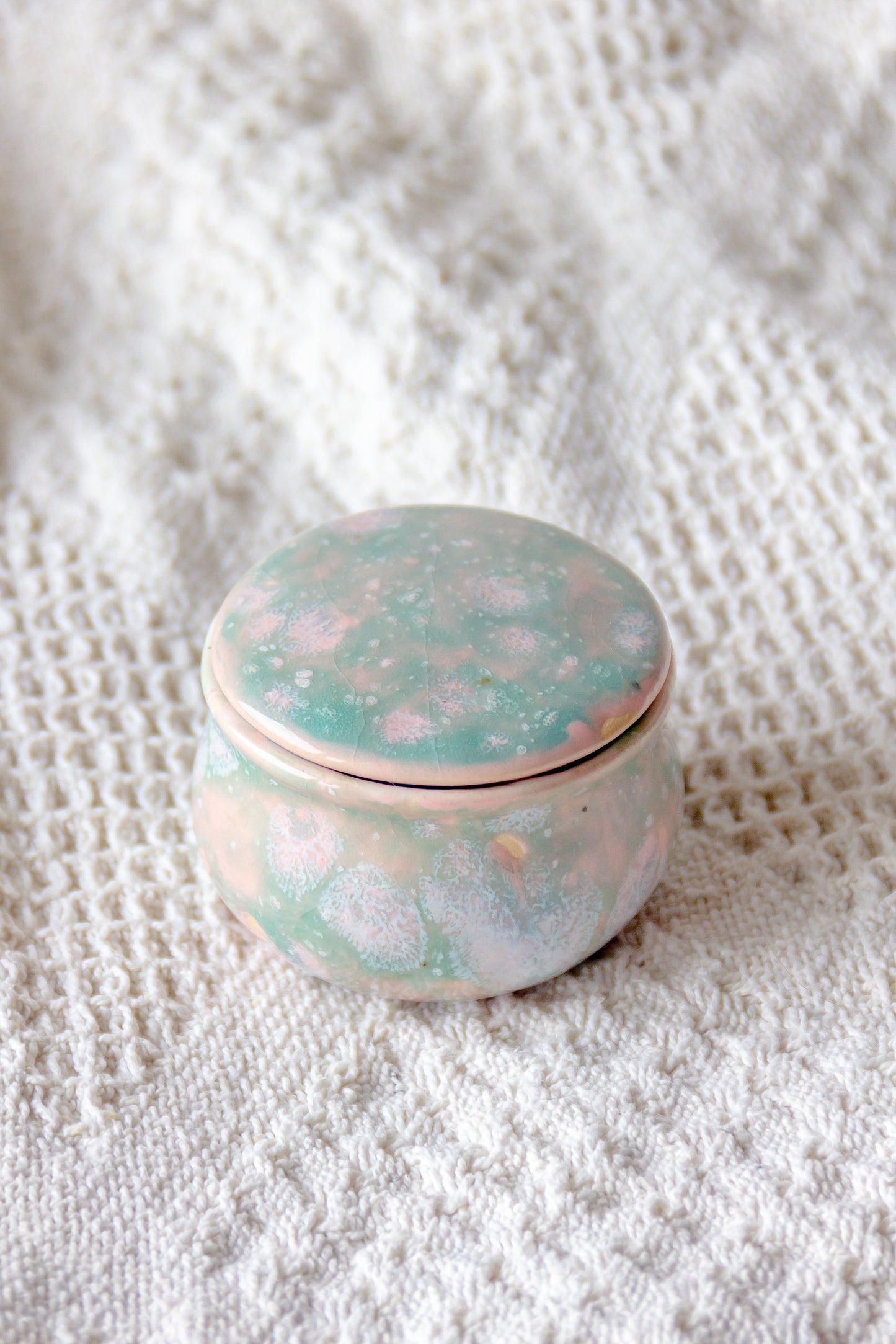Szkatułka ceramiczna zielono-różowa z plamkami mini
