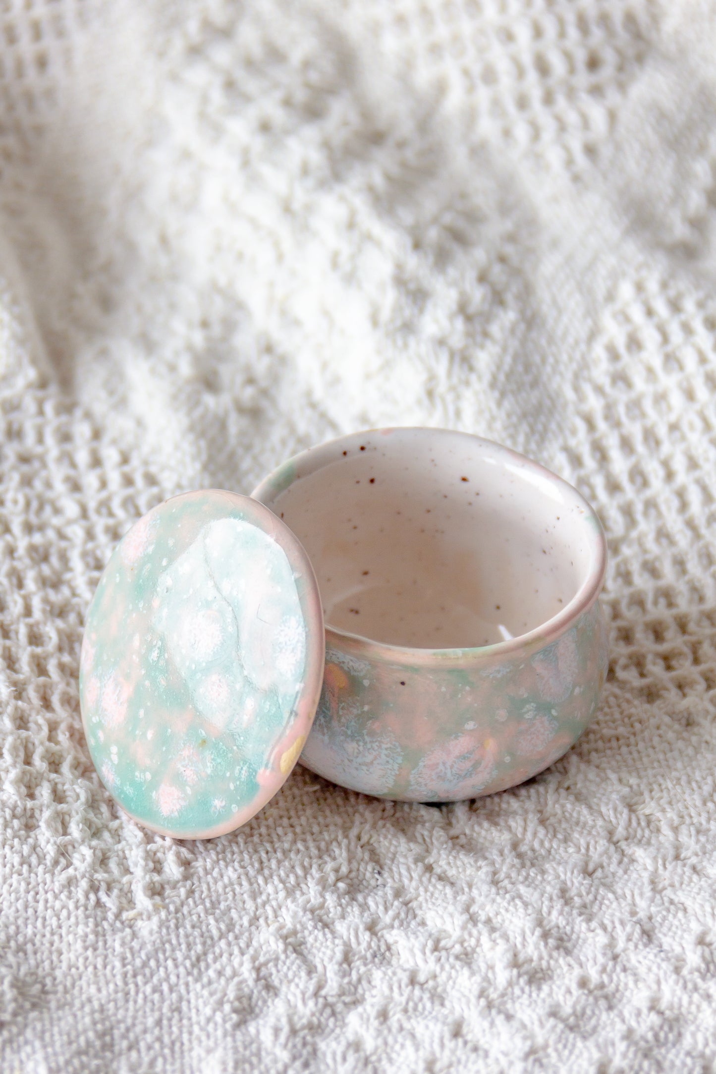 Szkatułka ceramiczna zielono-różowa z plamkami mini