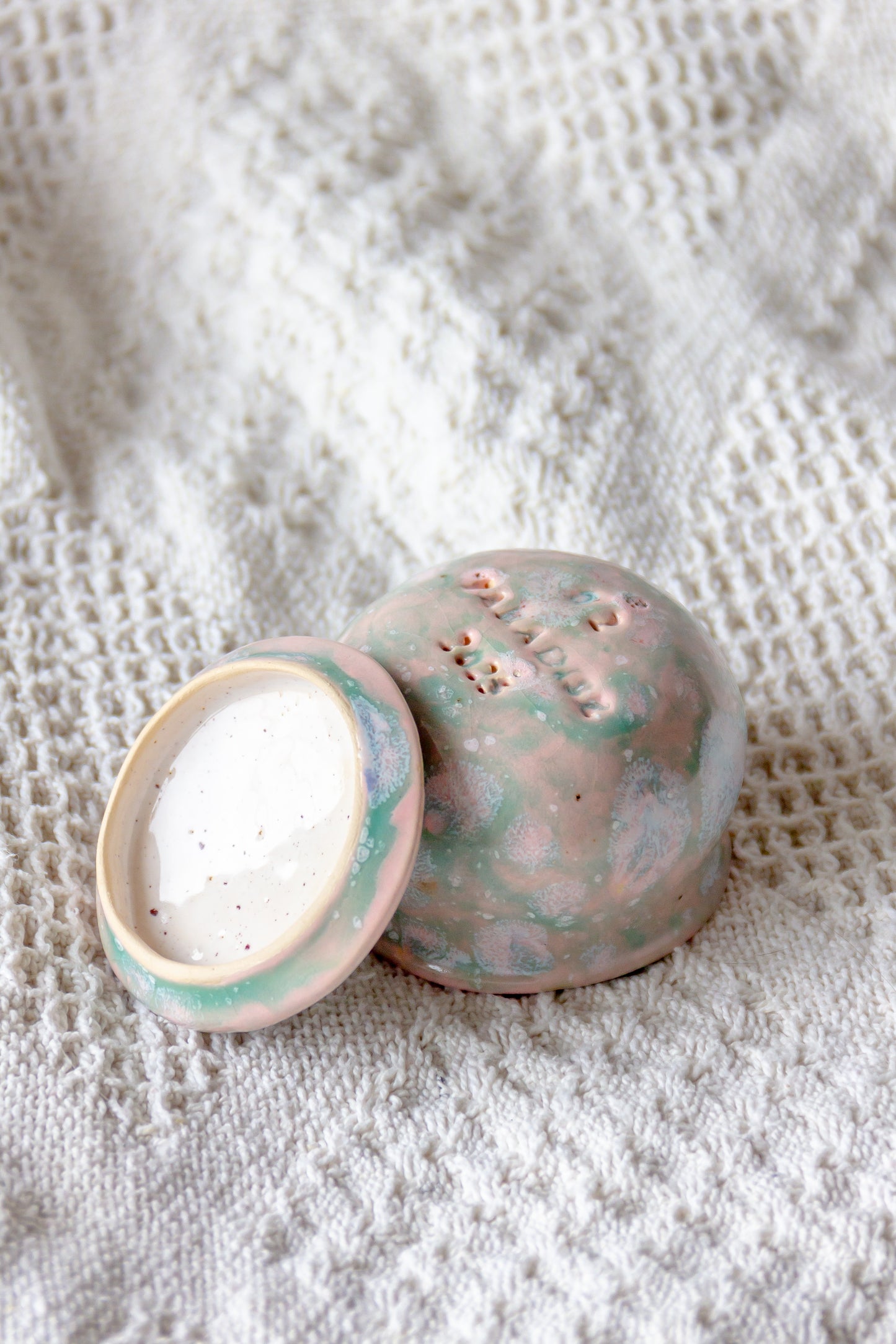 Szkatułka ceramiczna zielono-różowa z plamkami mini