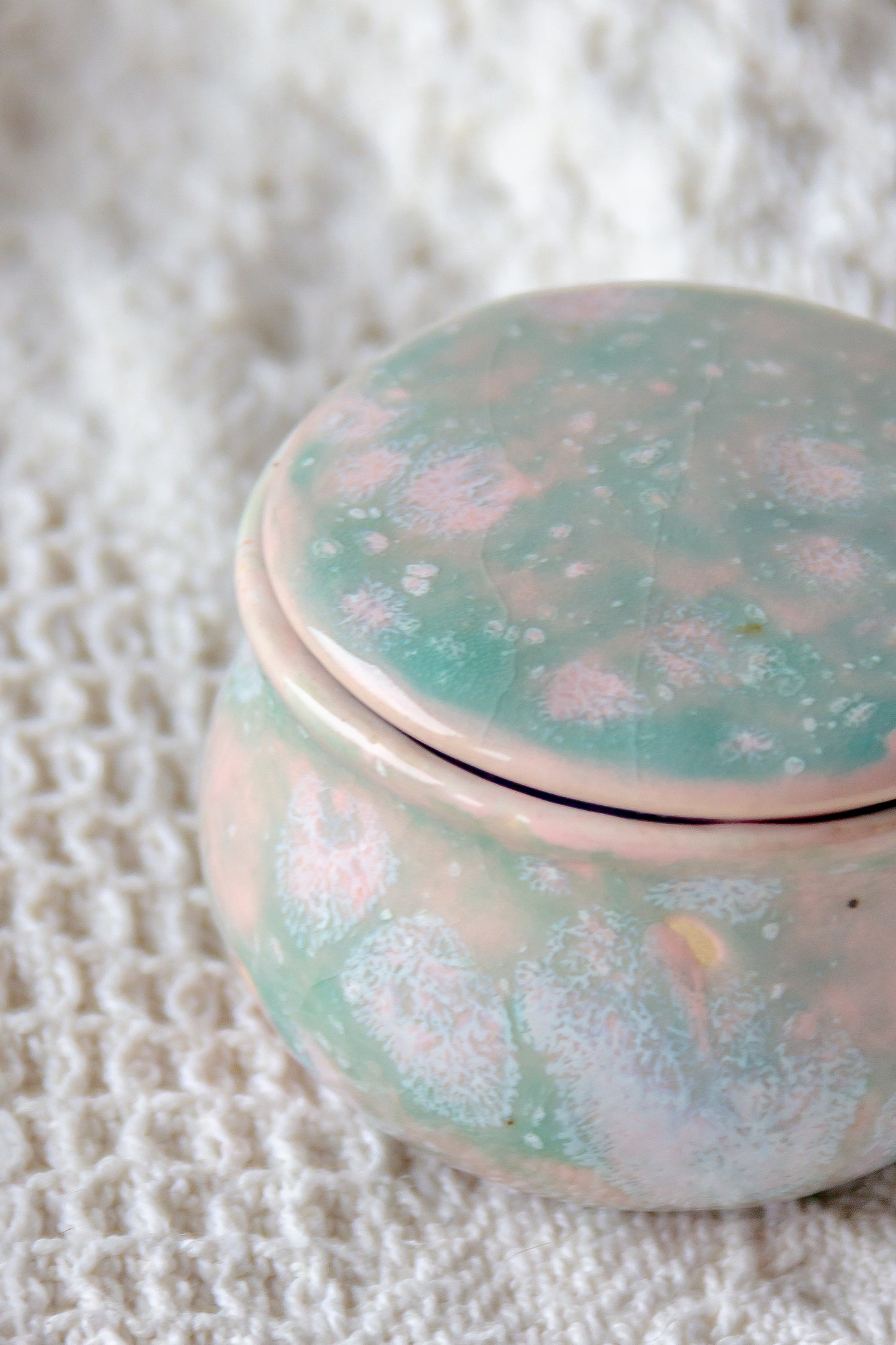 Szkatułka ceramiczna zielono-różowa z plamkami mini